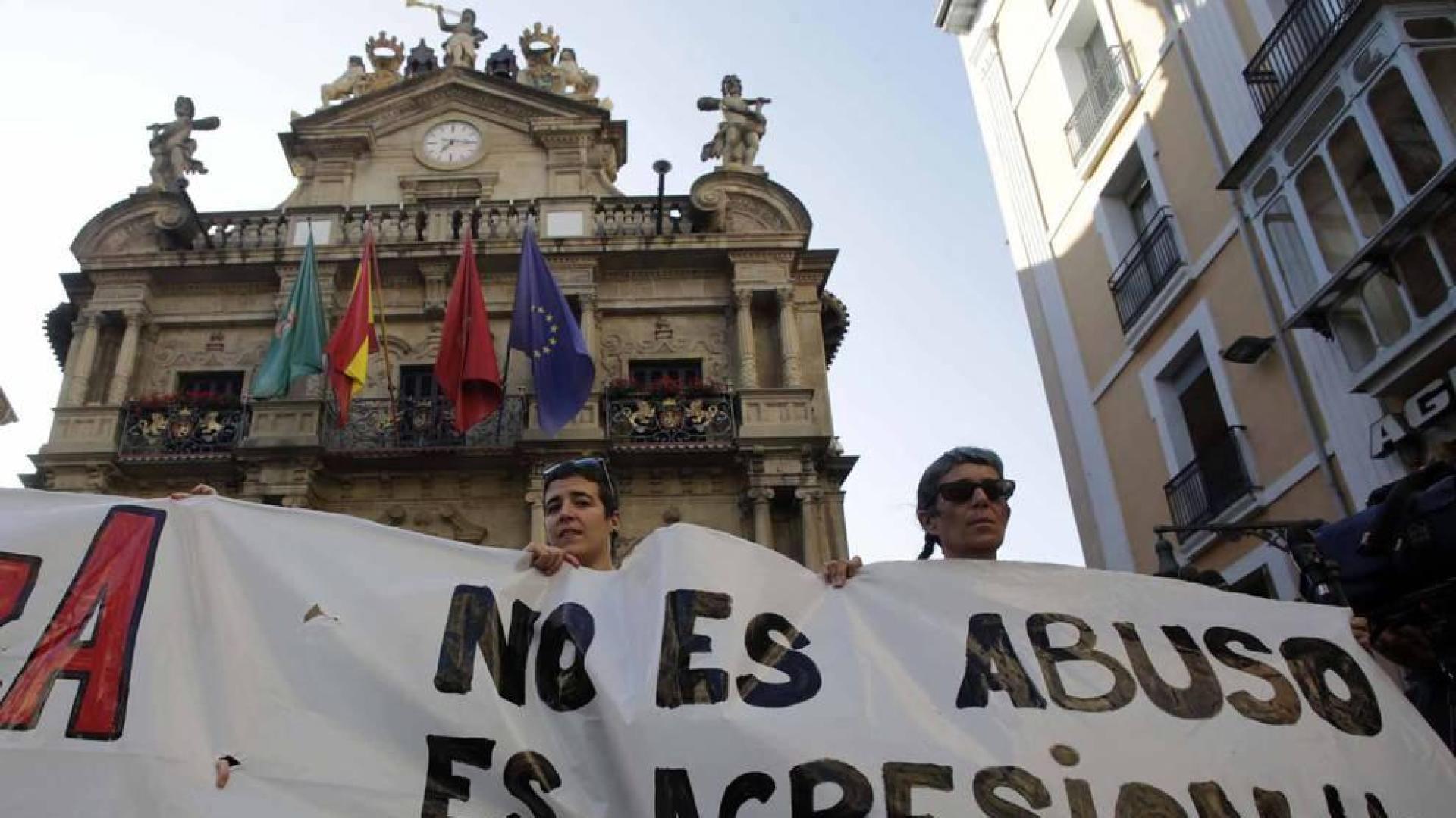 La plaza Consistorial y las calles adyacentes se han llenado de una multitud que ha protestado por la puesta en libertad de los cinco miembros de 'La Manada'