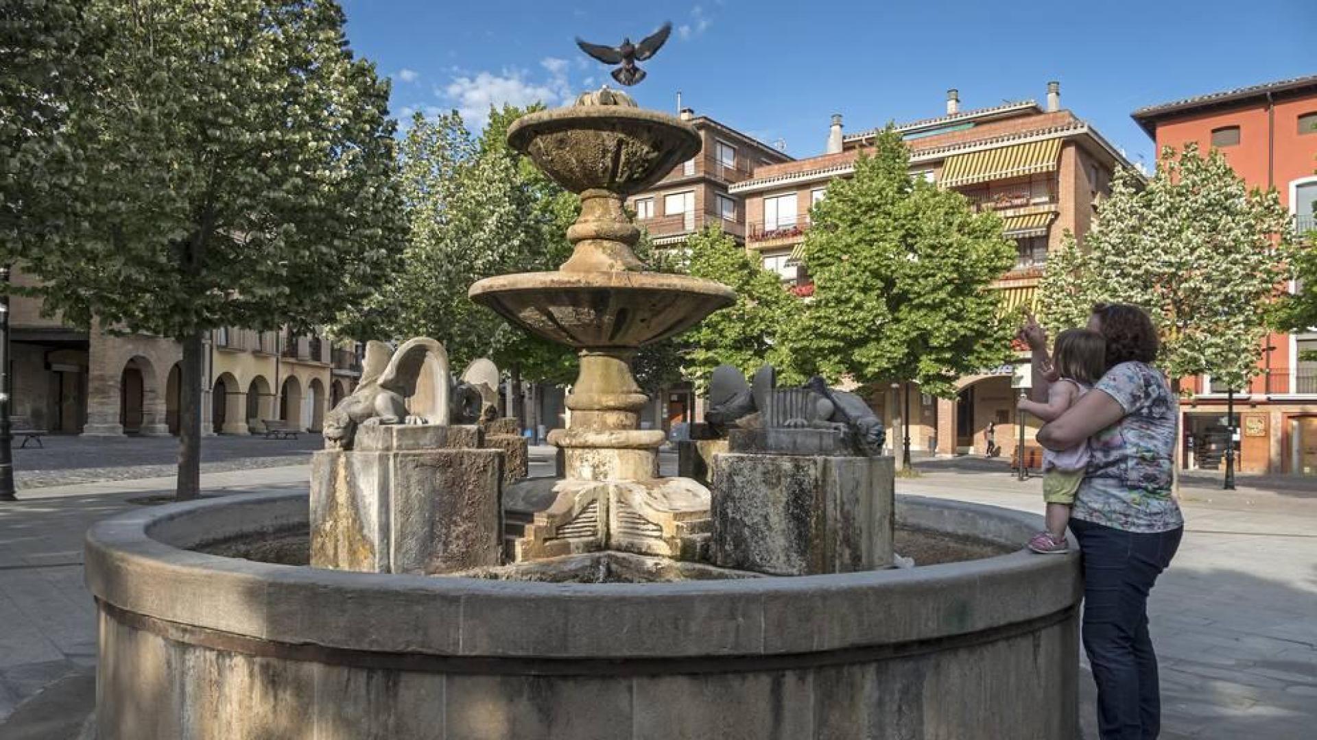 La fuente de los dragones volverá  a lucir en la plaza de Santiago de Estella