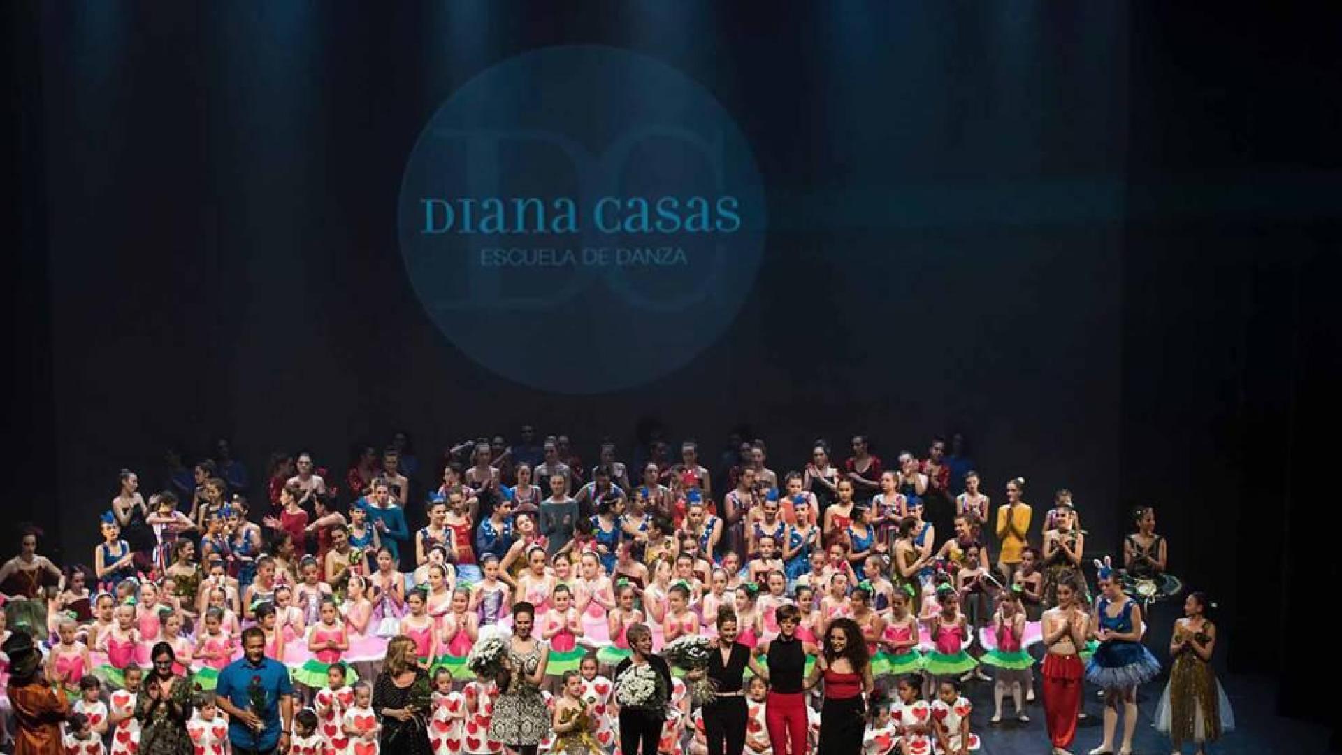 El pasado domingo, 17 de junio, la escuela celebró la gala de fin de curso con el espectáculo 'Wonderland', en el que participaron alumnos de entre 4 y 55 años y artistas invitados