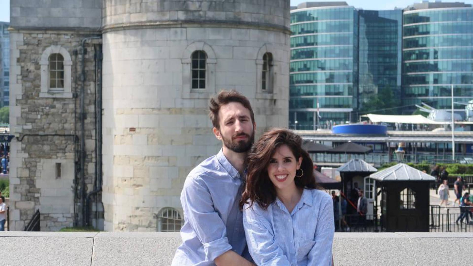 Guillermo Talens y Leire Uitzi posan junto al puente de la Torre de Londres.
