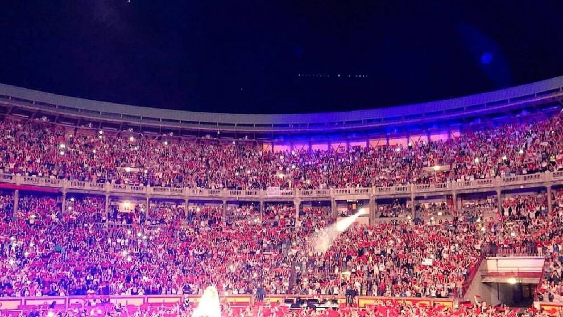 Miles de pañuelicos rojos emocionan a Amaia en 'Shake it out'