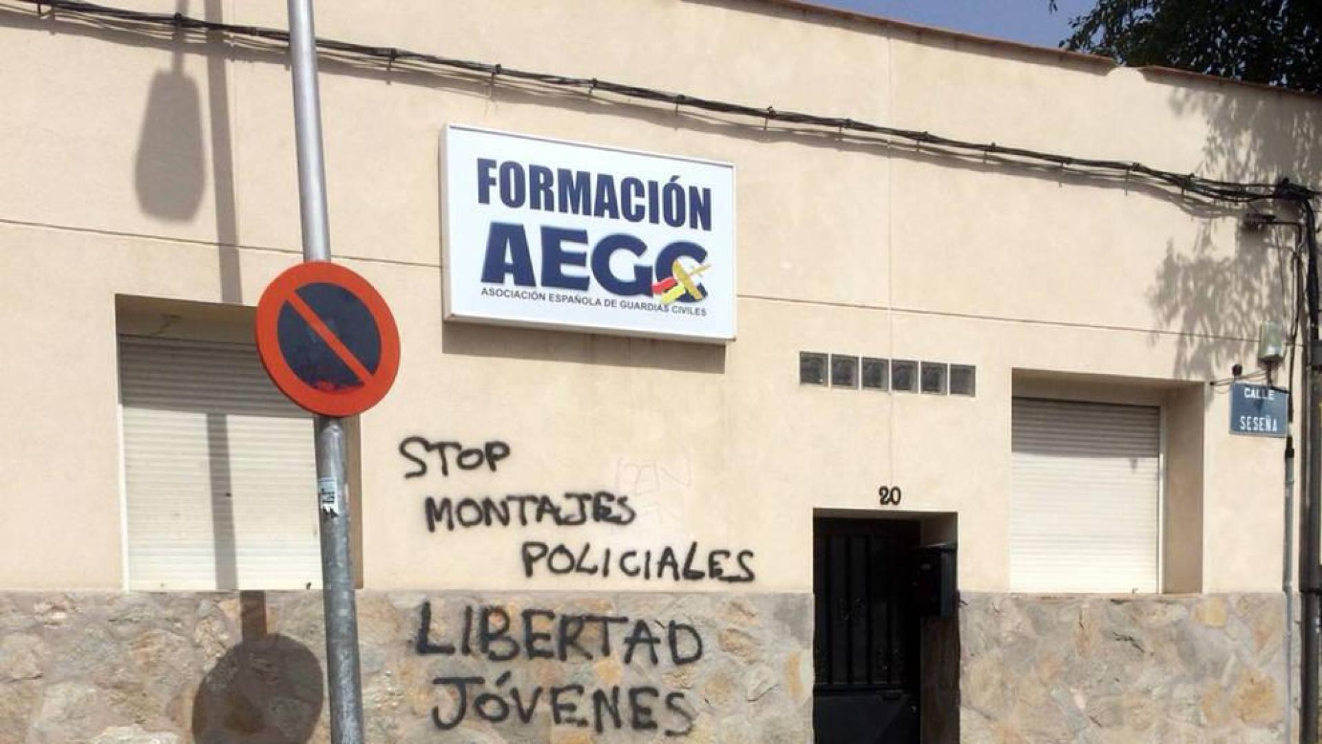 Pintadas en la Asociación de Guardias Civiles.