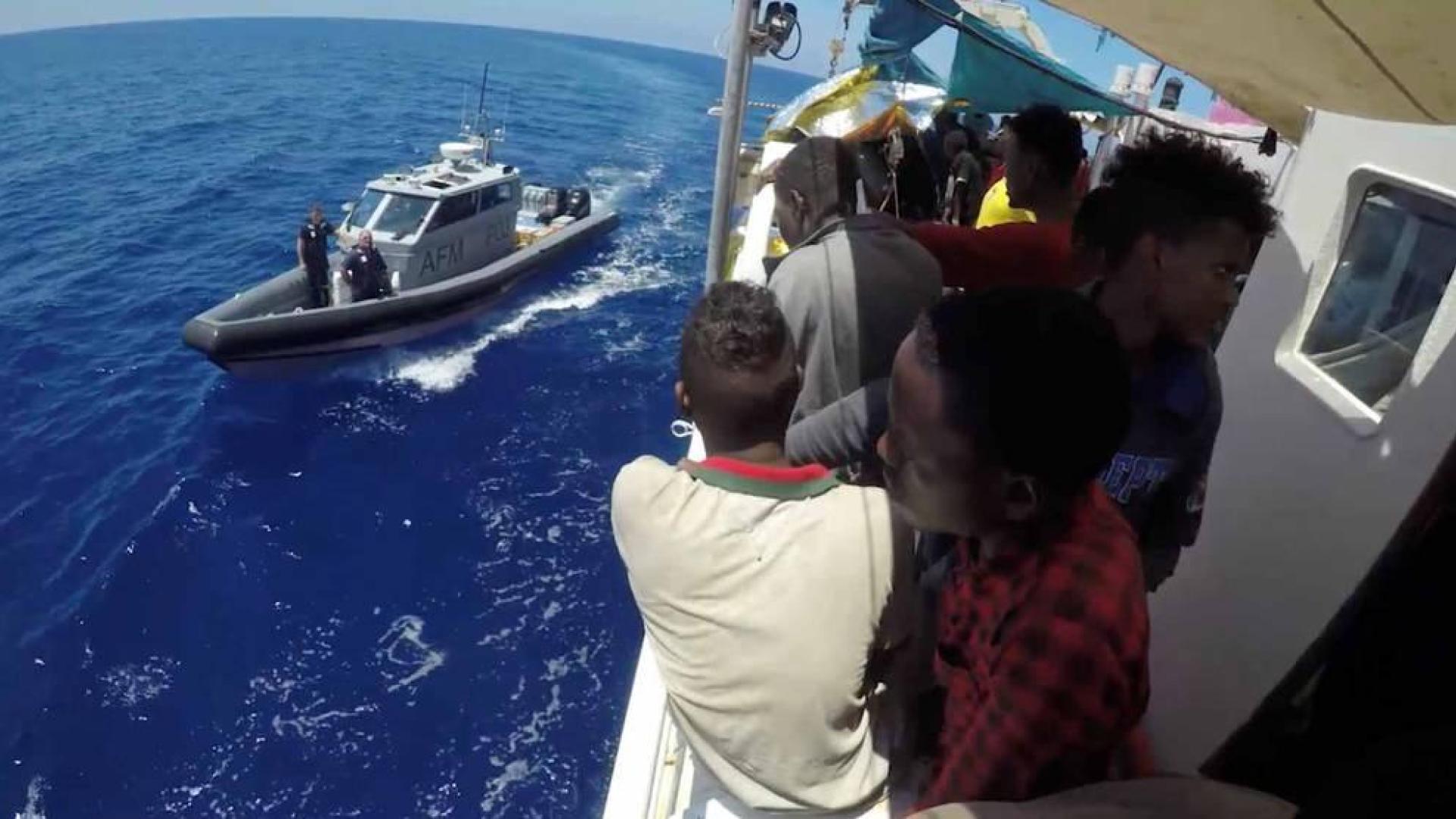 Italia y Malta se acusan mutuamente de la situación del barco de la ONG Lifeline