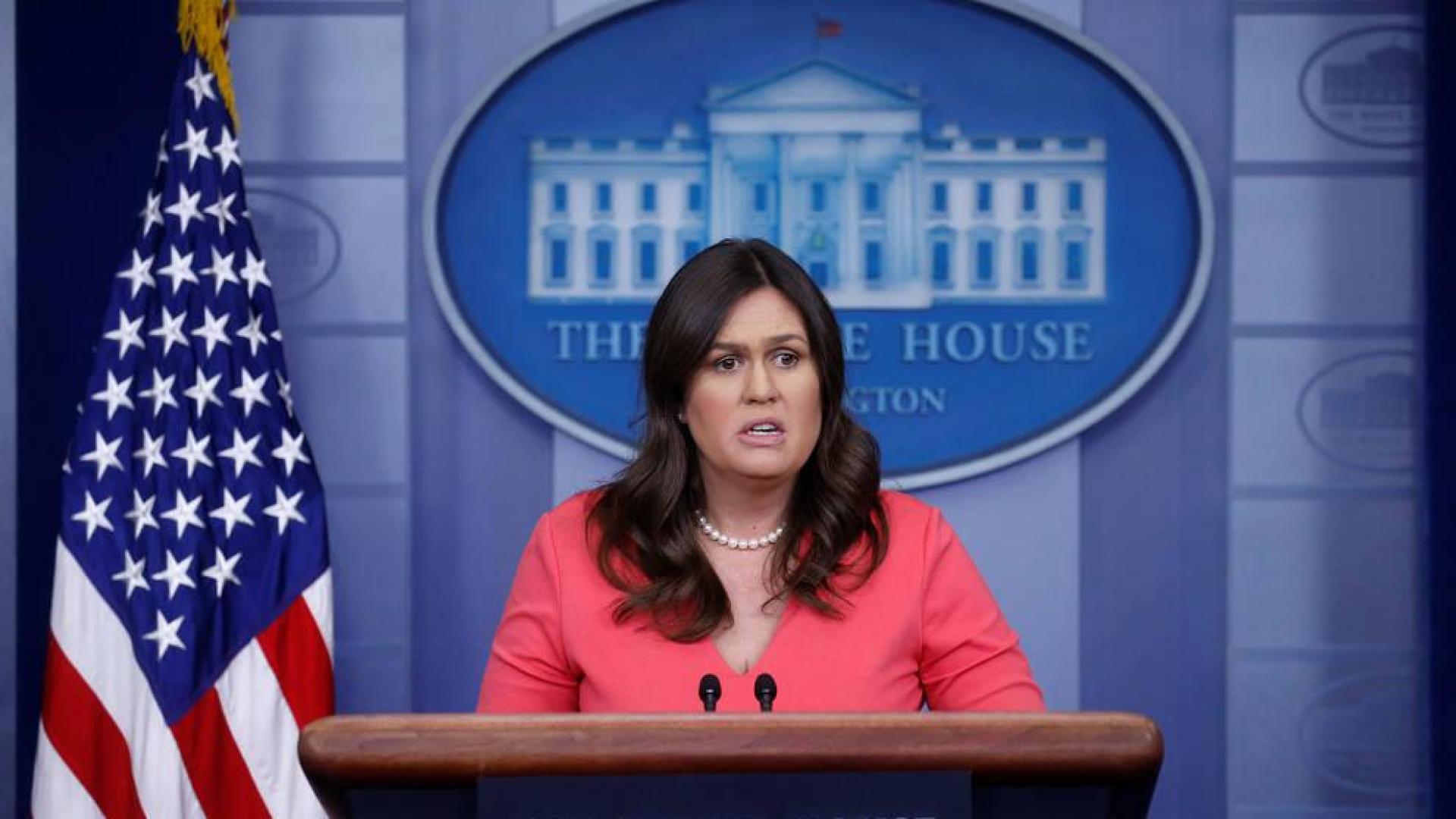 Echan de un restaurante a la portavoz de la Casa Blanca por trabajar para Trump