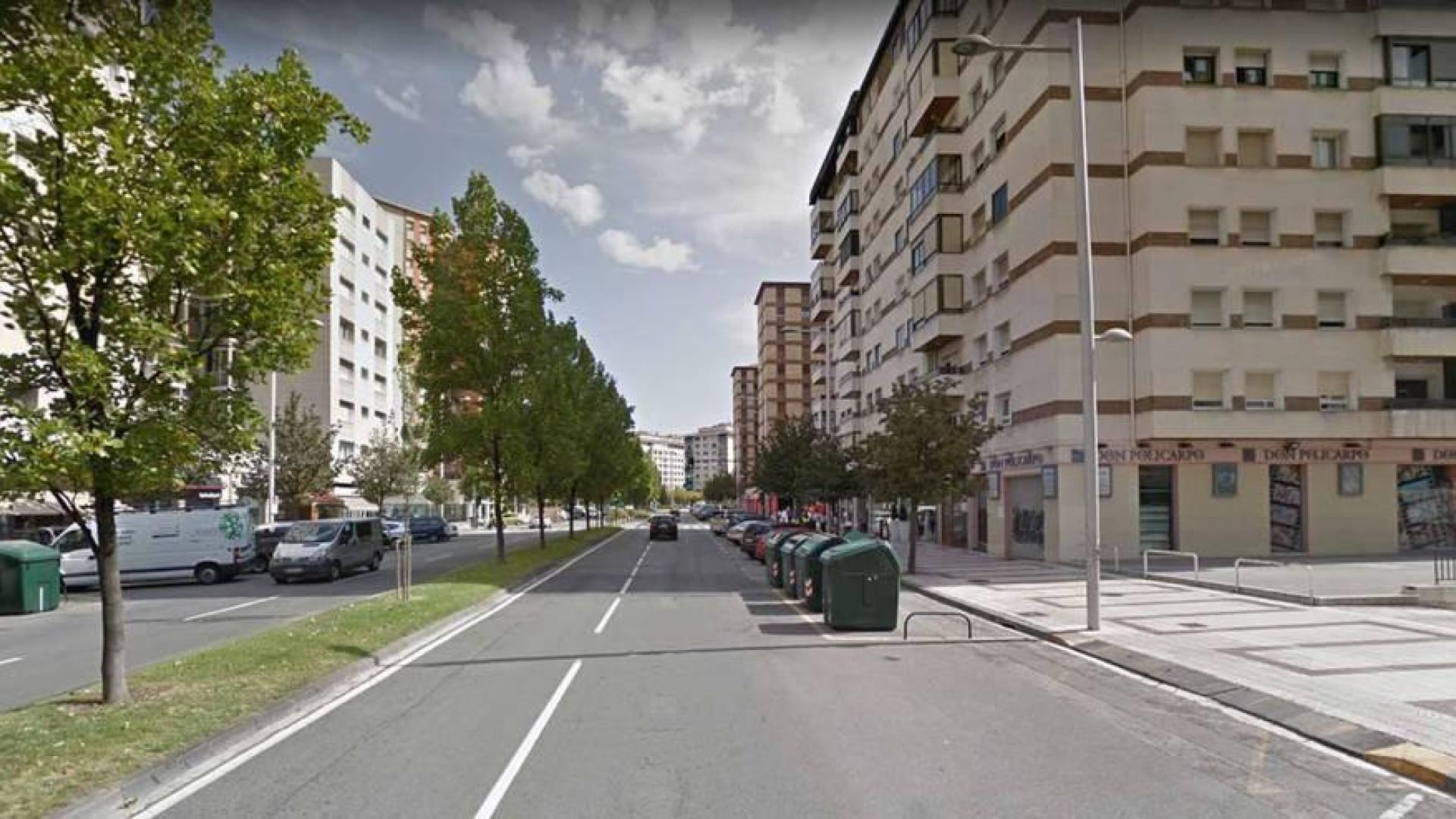 Ciclista haciendo el caballito con auriculares causa peligro para los viandantes
