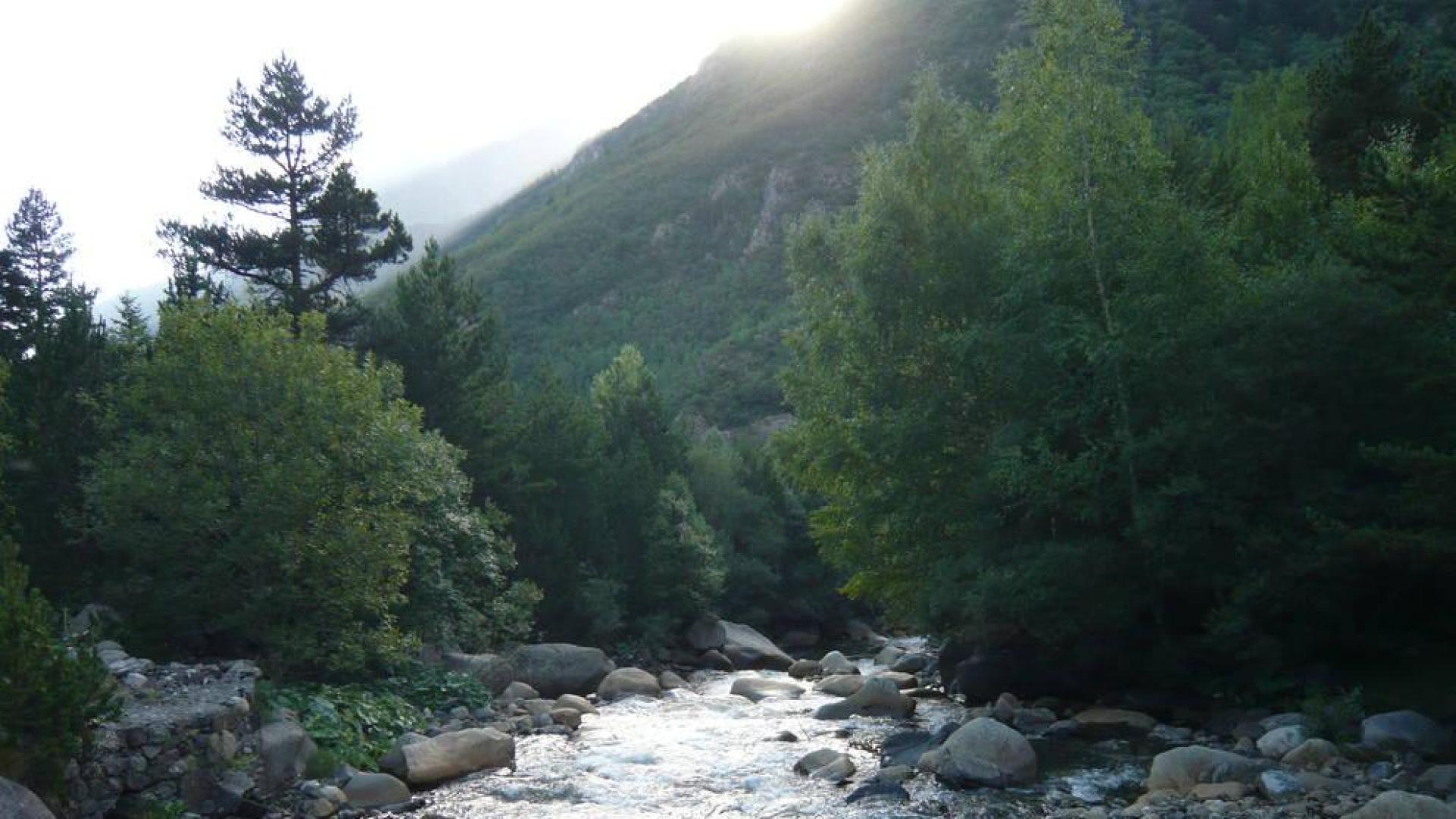 La Guardia Civil busca a un joven desaparecido tras caer su coche al río Ésera