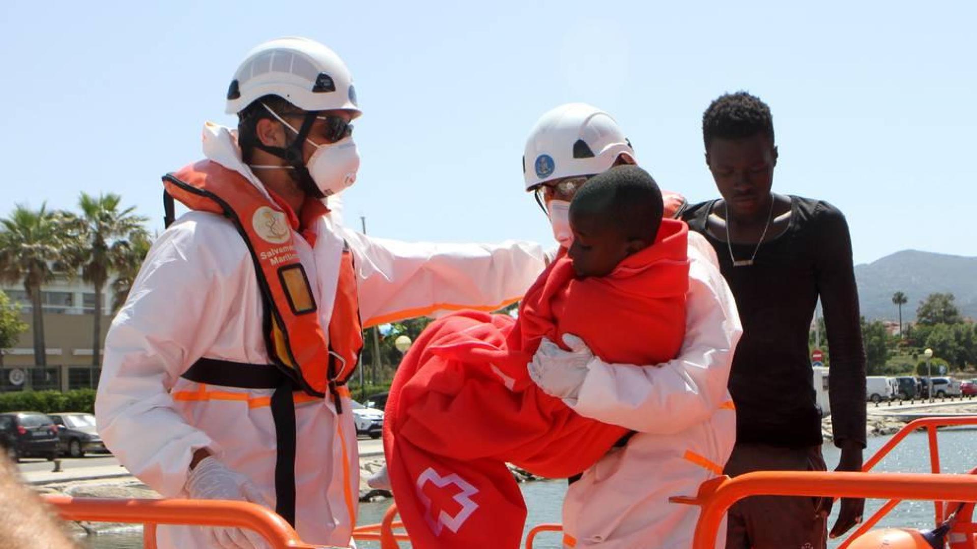 Rescatados 41 personas, tres menores, que navegaban en una patera en el Estrecho