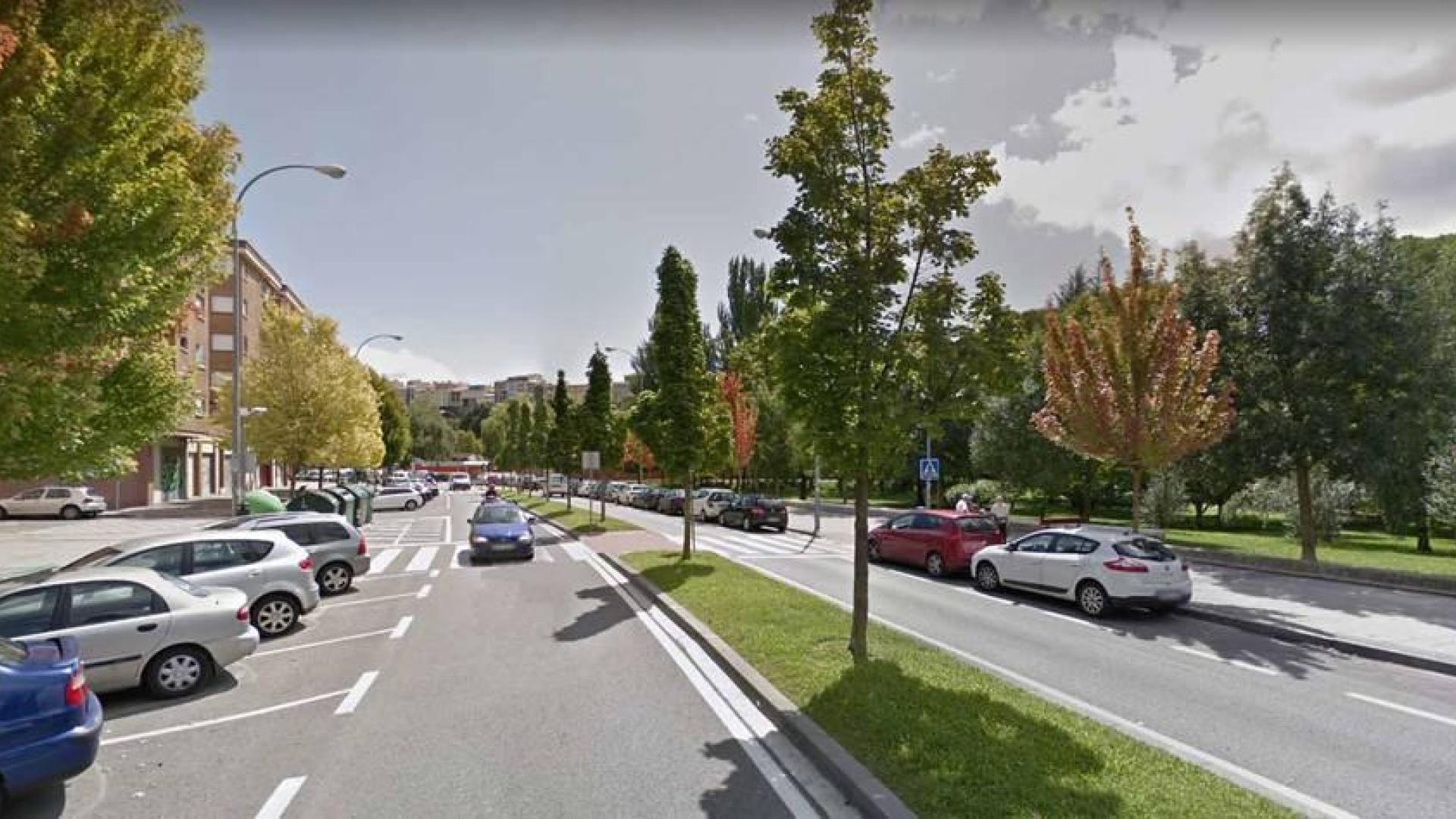 Colisión múltiple de tres vehículos con tres heridos leves en la calle río Arga