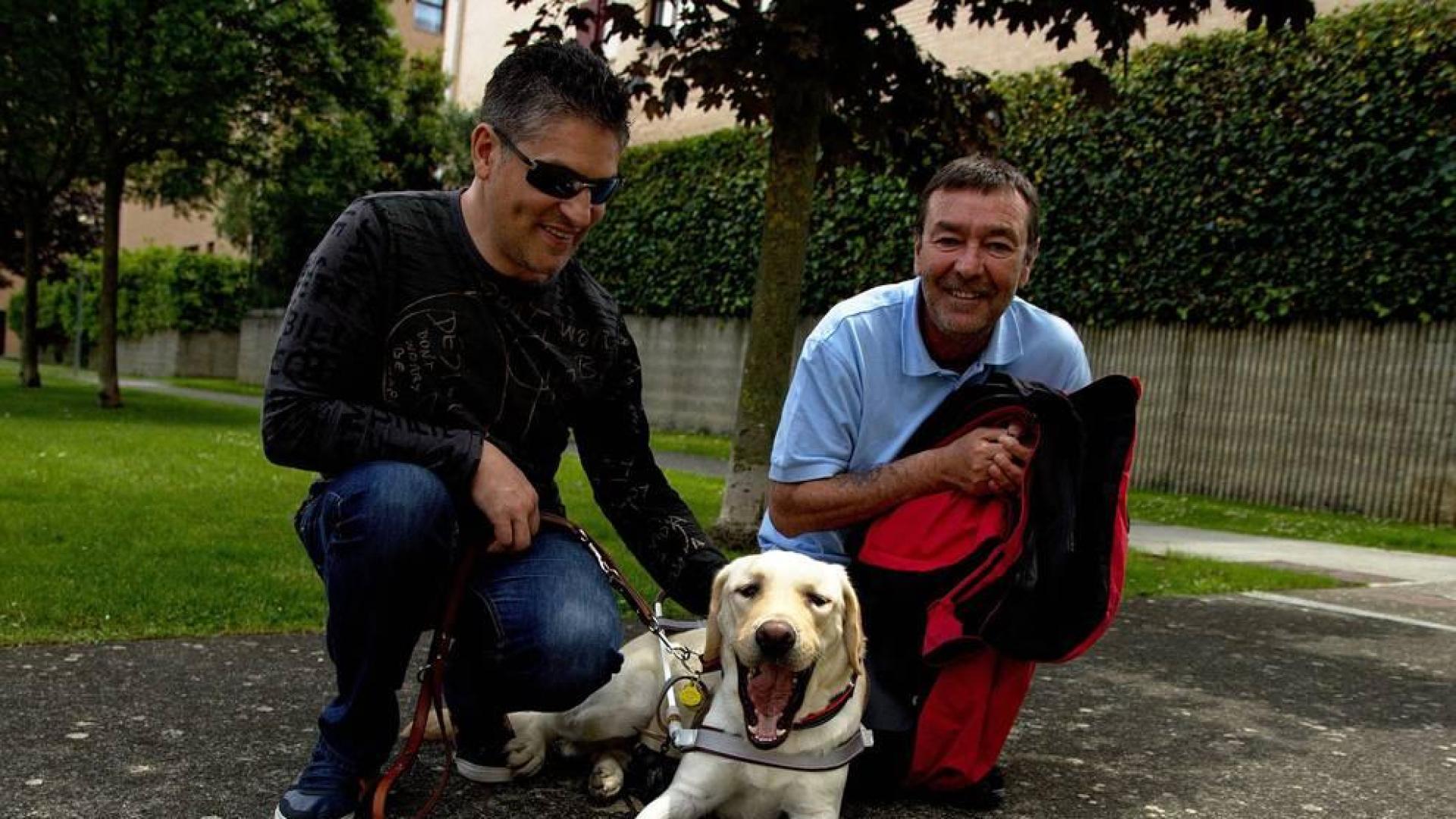 Serafín Zubiri da la bienvenida a su nuevo perro