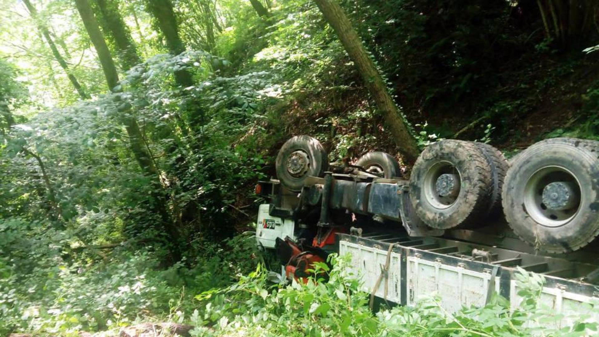 Bomberos rescata un conductor de Valcarlos al volcar su camión