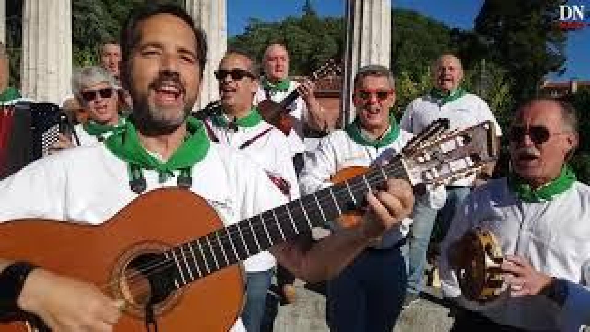 La Cofradía de San Saturnino canta "San Fermín SÍ, San Fermin BAI"