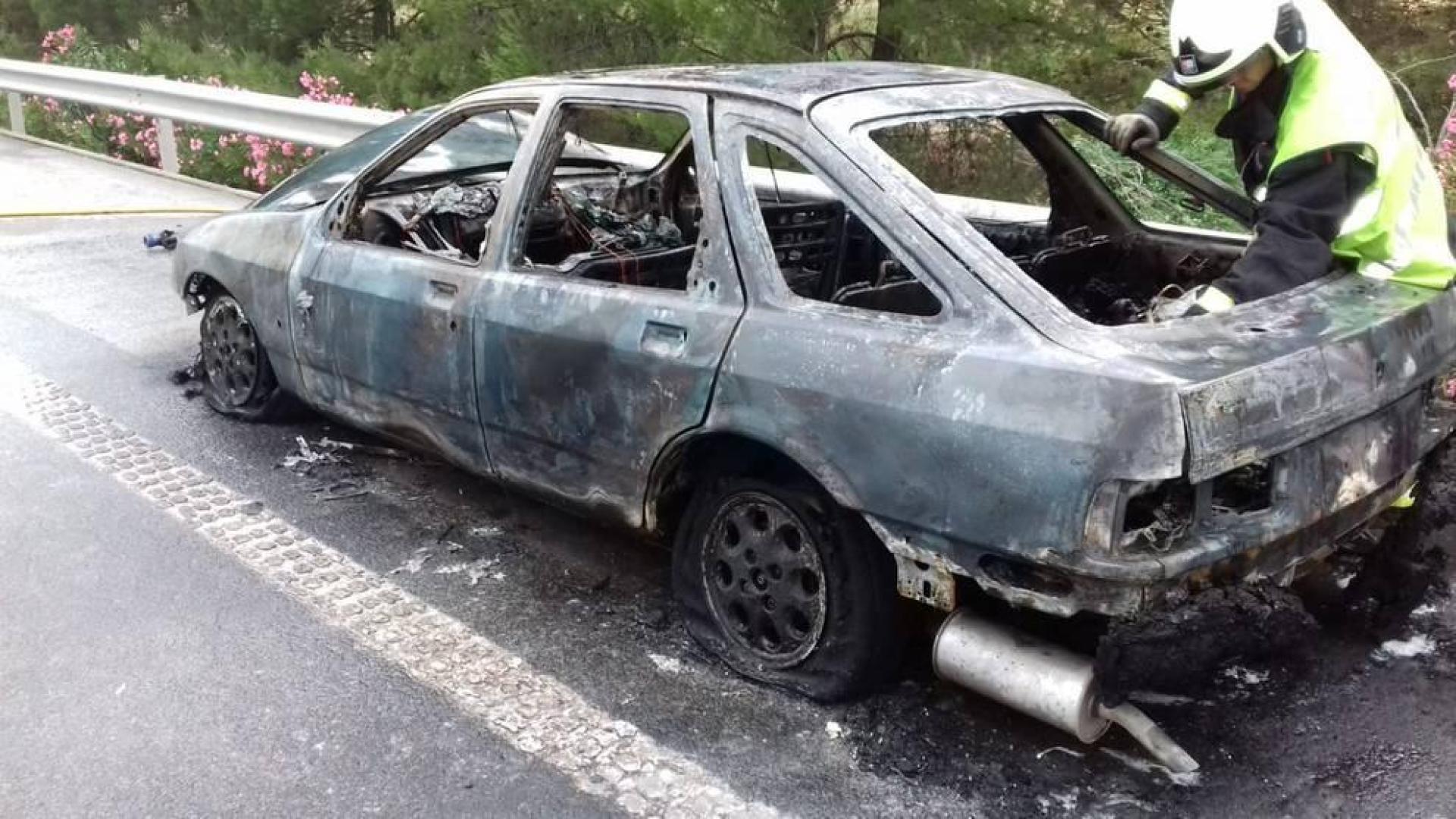 Un vehículo se incendia en la AP-15 a la altura de Olite