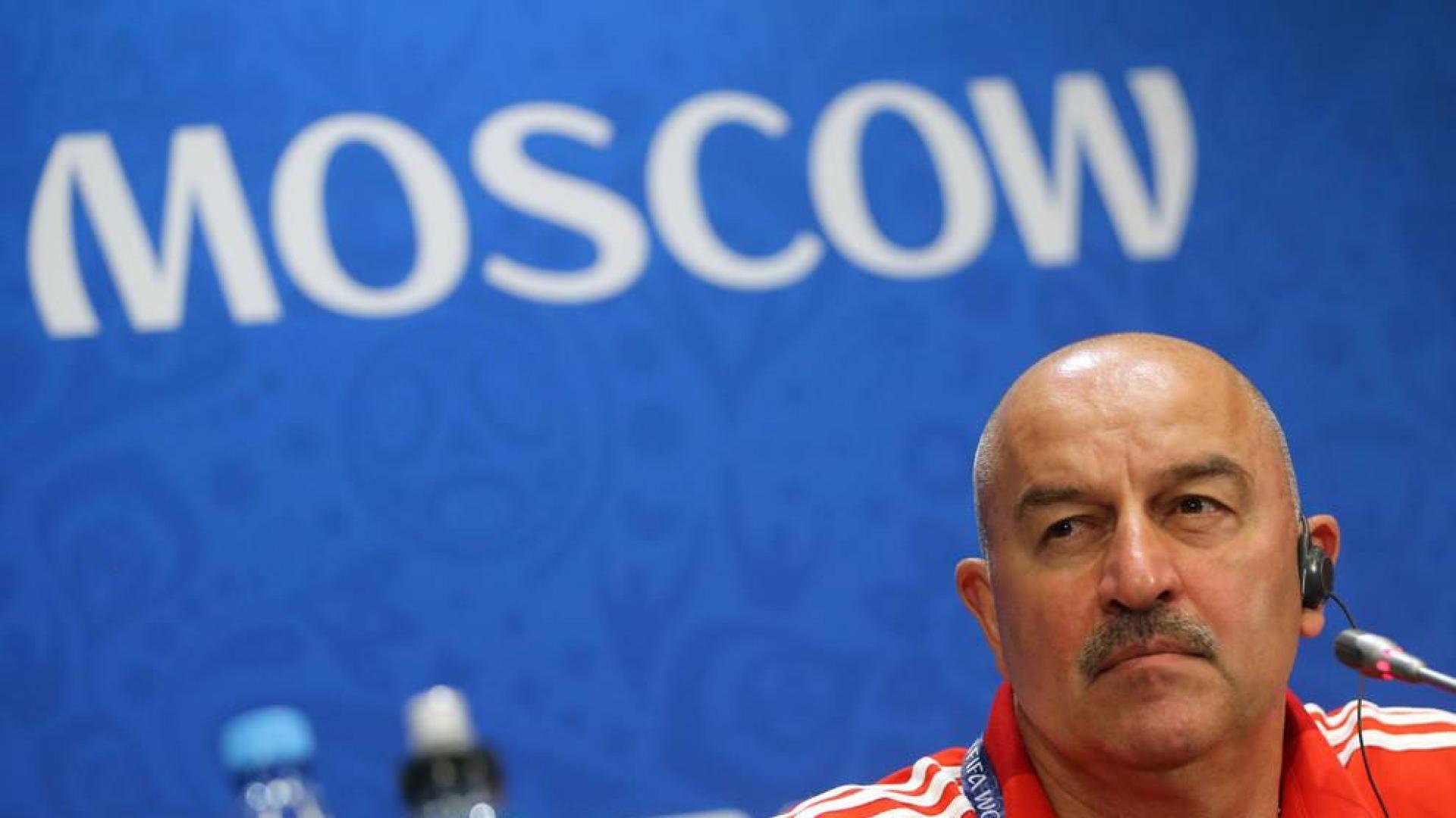 Rusia juega con tres centrales ante España