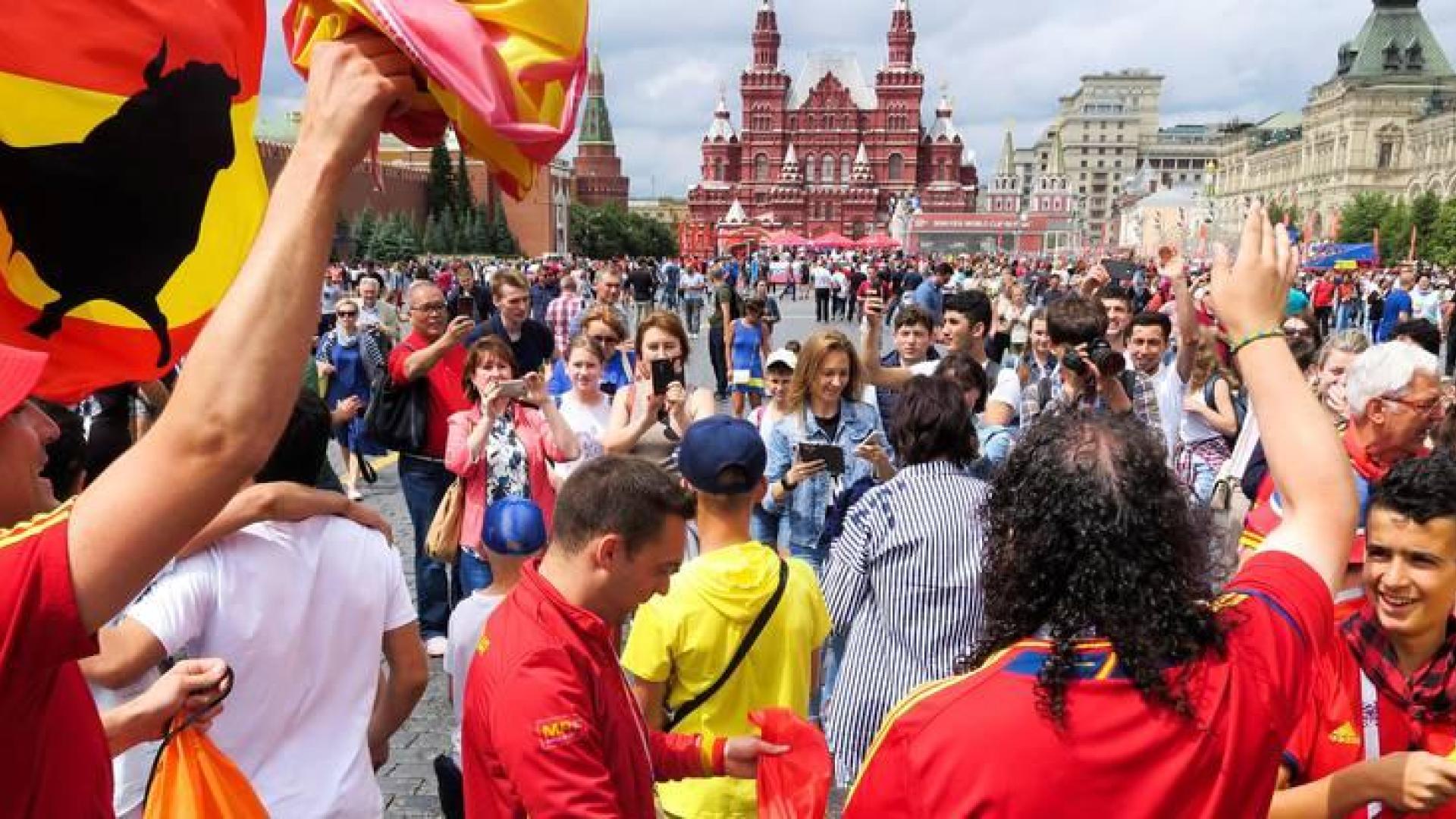 Aficionados de Navarra, miembros de la peña Marea Roja Fans, en la plaza Roja