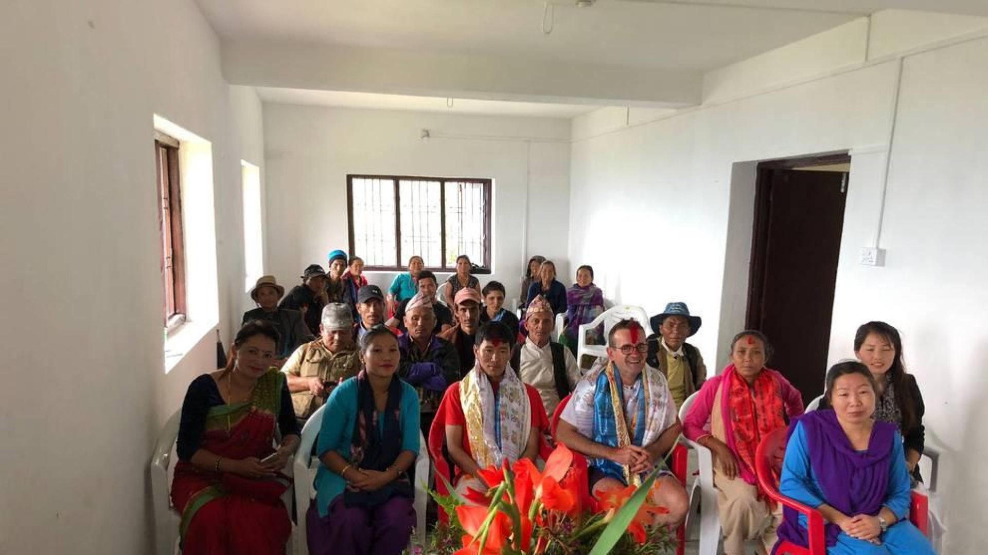 La madre y un hermano de Iñaki Ochoa de Olza visitan en Nepal un proyecto de Sos Himalaya
