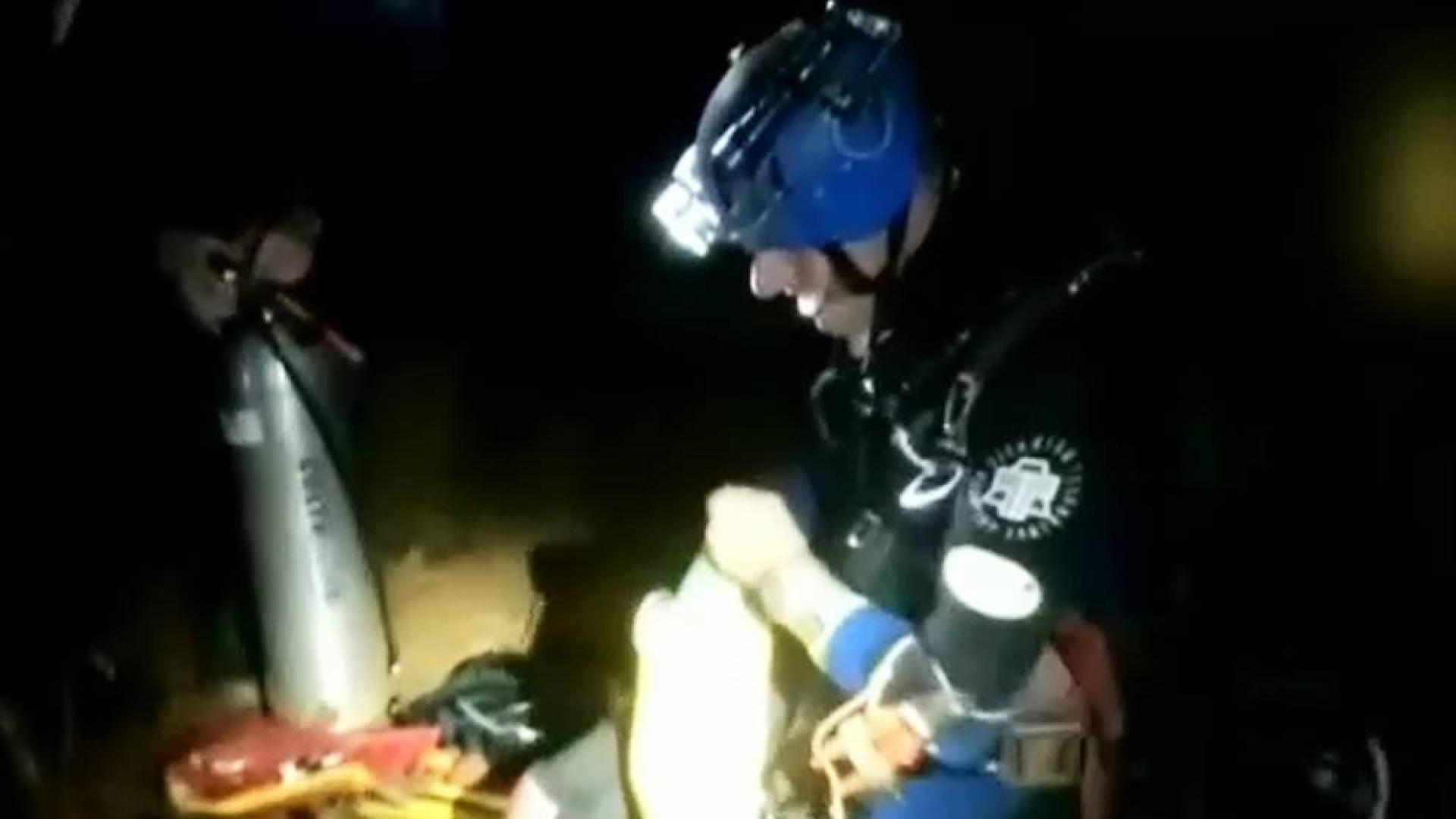 Los buzos tratan de rescatar a los 12 menores atrapados en una gruta de Tailandia