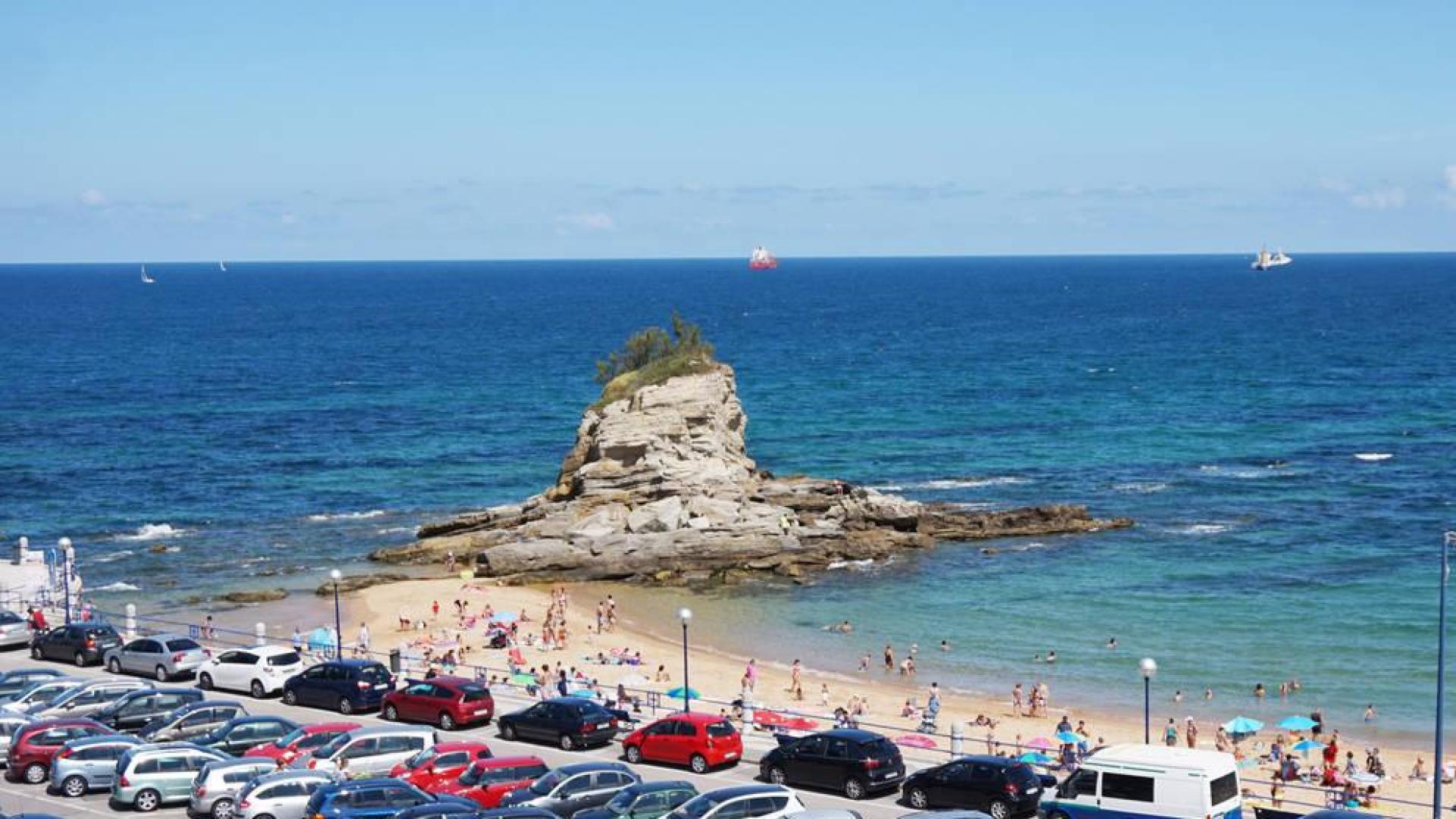 Atropelladas por una menor dos niñas en un banco de una playa de Santander