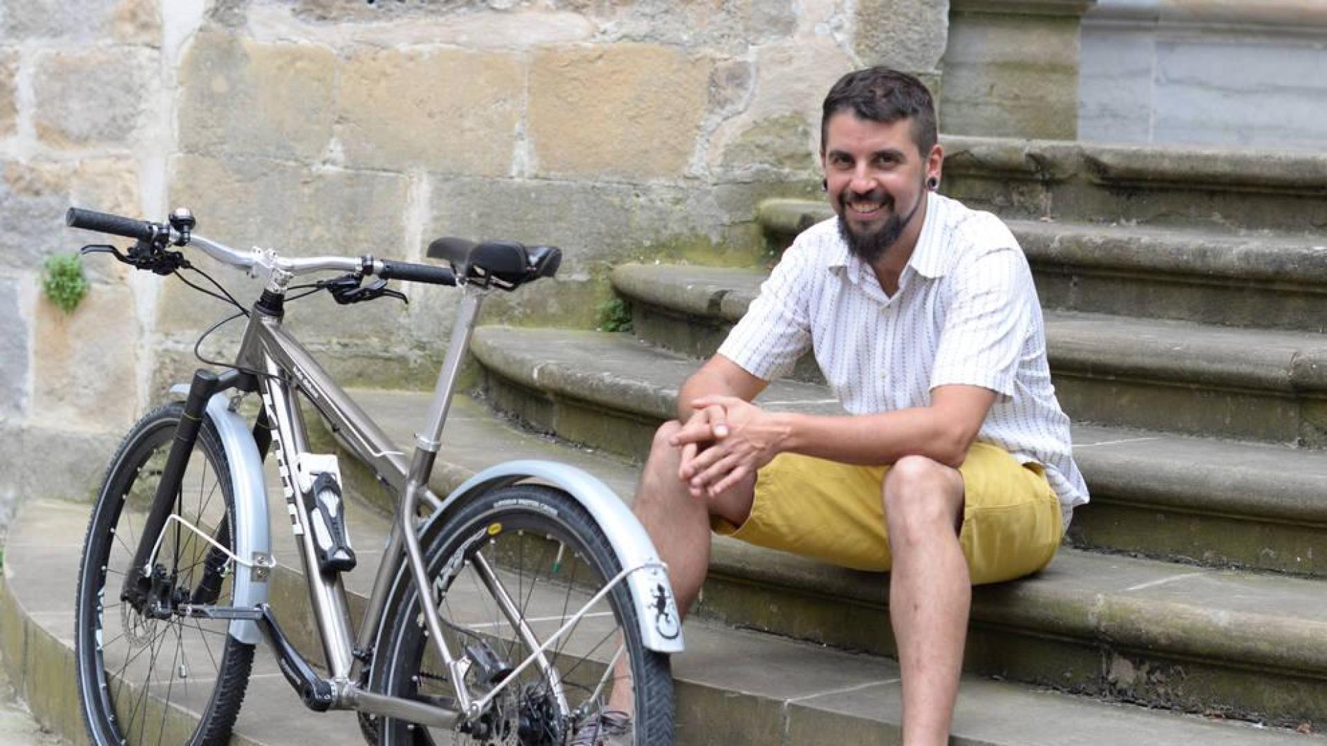 Sergio Robledo pedalea en la Transpirenáica con una discapacidad del 33 %