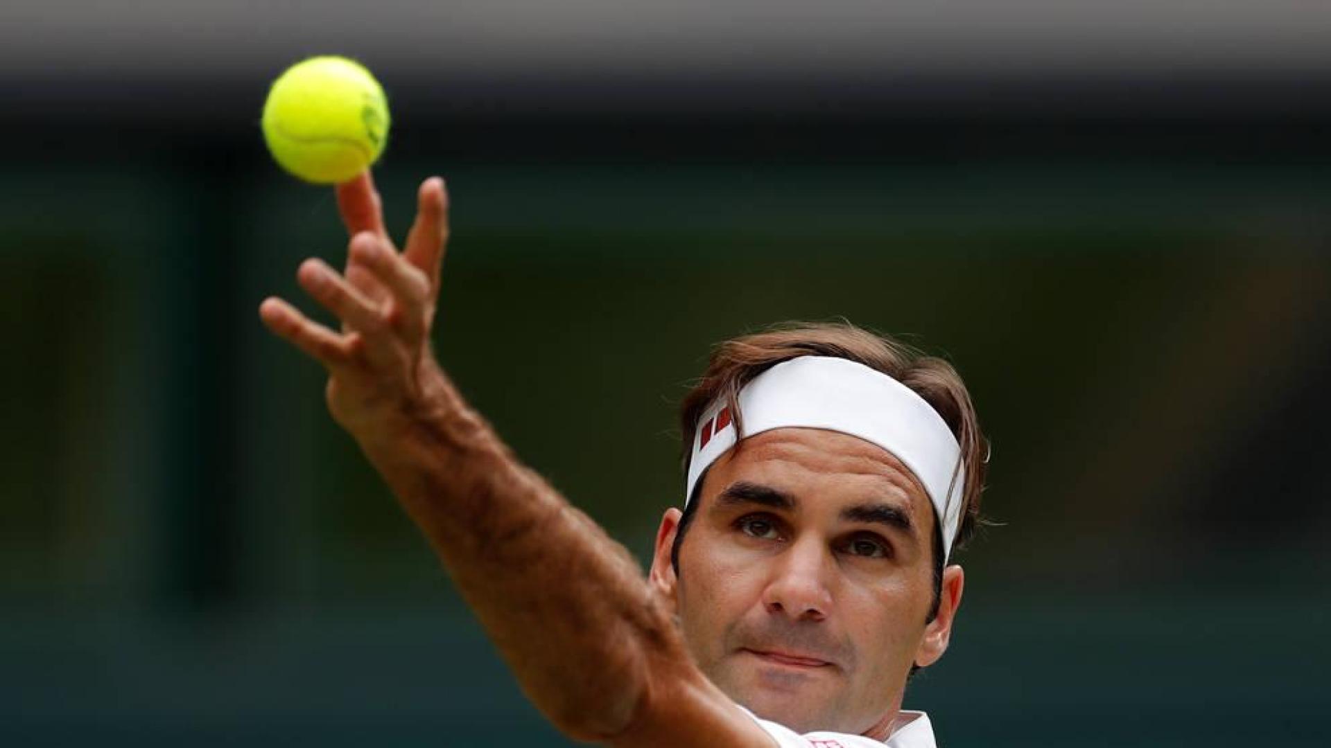 Federer avanza con paso firme sobre la campiña inglesa