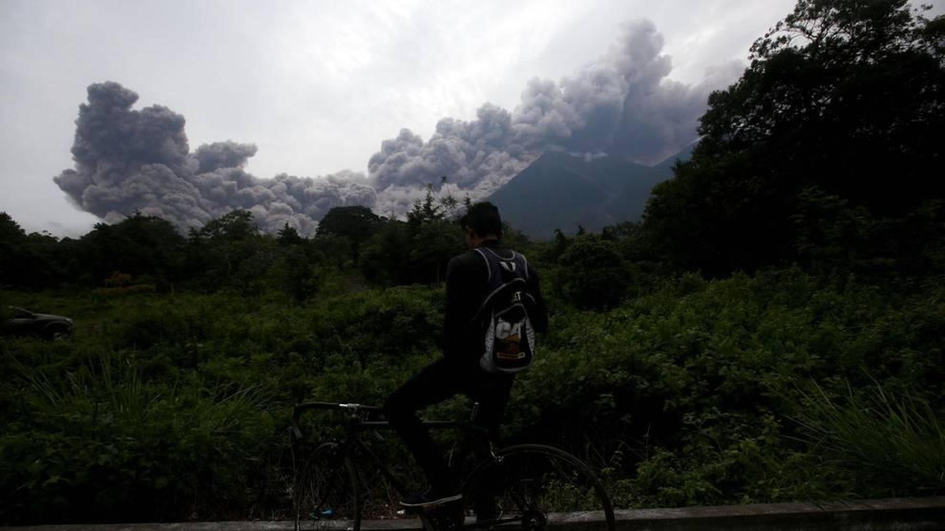 Cerca de 1,7 millones de personas se han visto afectadas por la erupción del volcán que ha causado al menos 25 muertos.