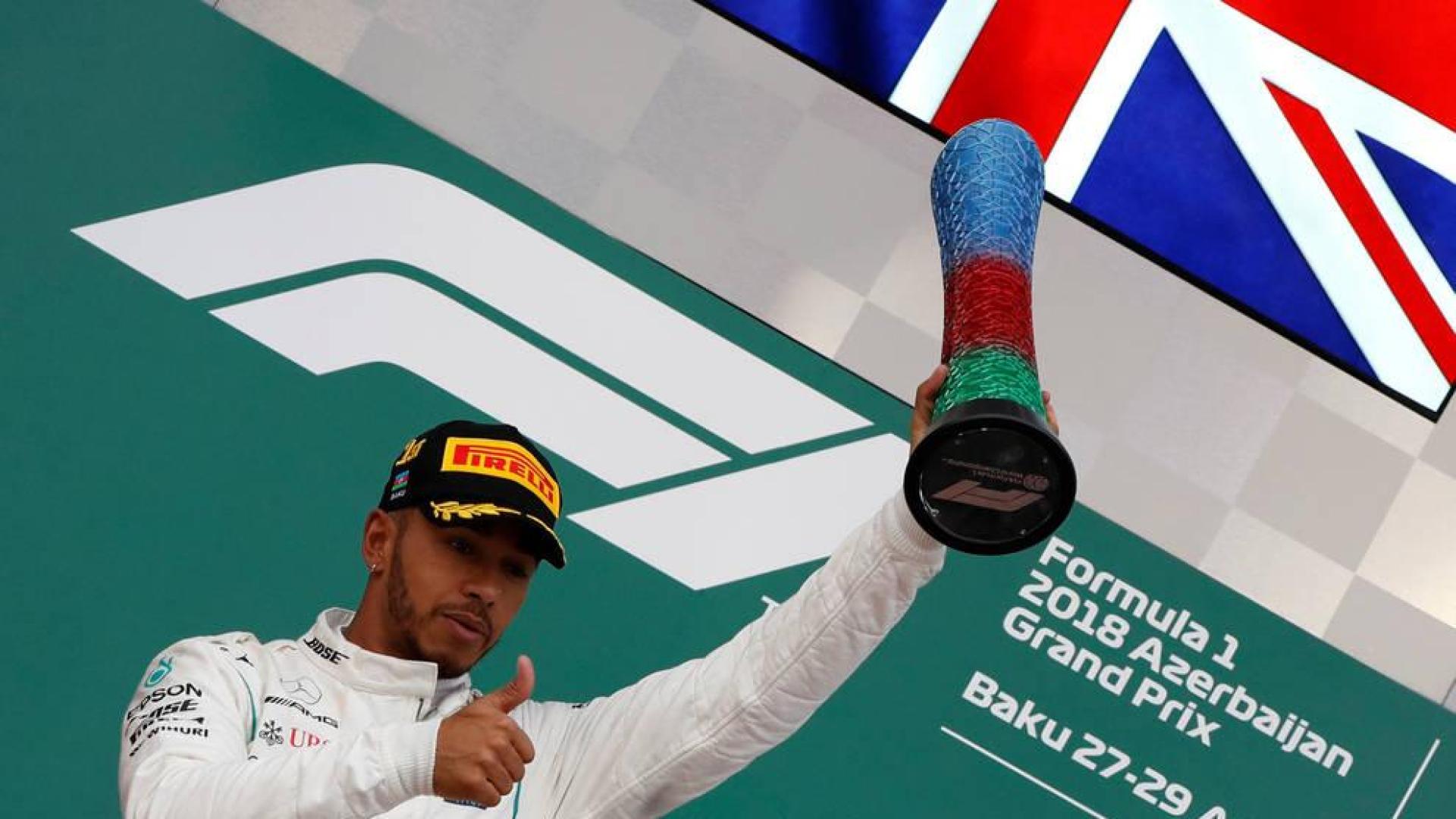 Hamilton gana en Bakú tras un pinchazo de Bottas