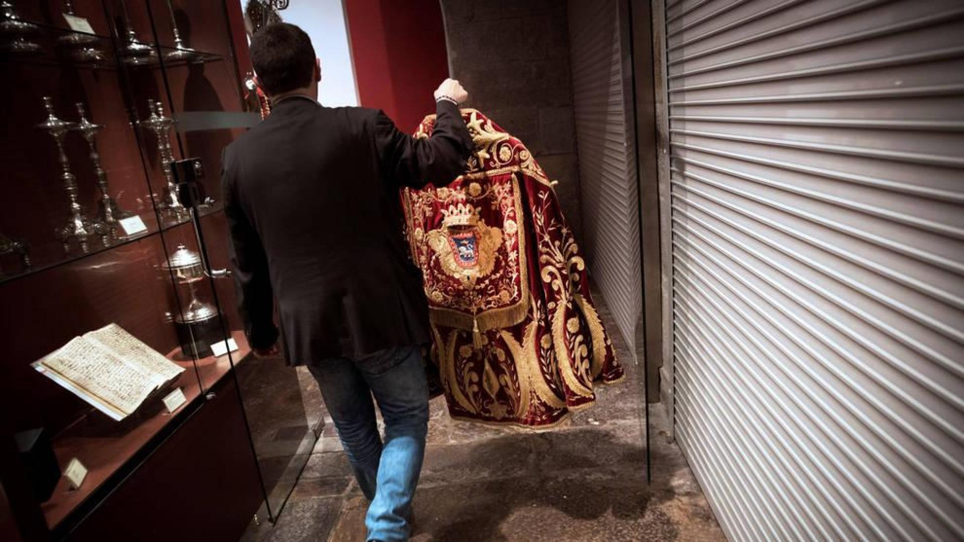 San Fermín viste desde hoy la capa "de gala" que lucirá durante las fiestas