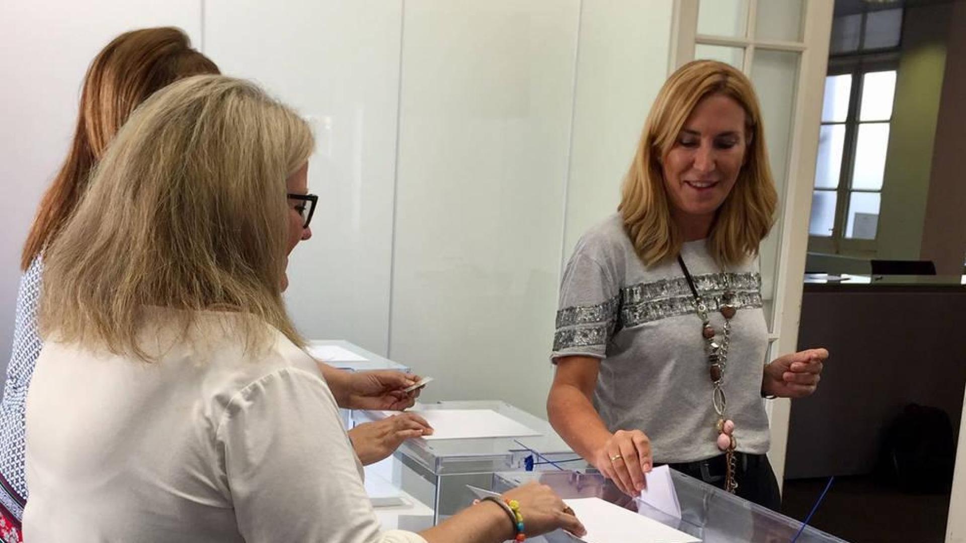 Beltrán deposita su voto para elegir al próximo presidente del PP