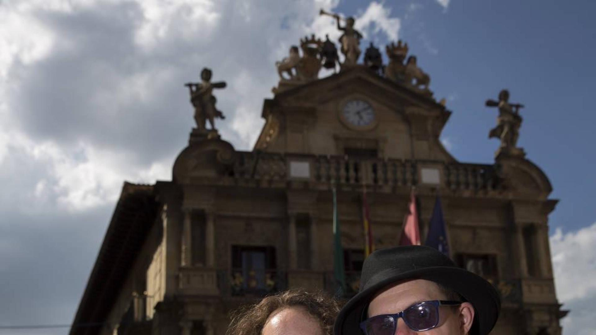La música de 'Motxila 21' prende desde el Ayuntamiento el chupinazo de San Fermín