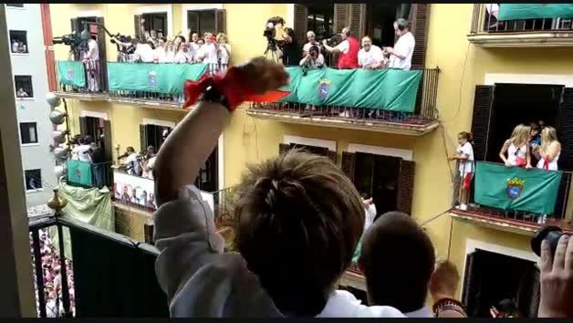 Los lanzadores del chupinazo saludan a sus compañeros de 'Motxila 21'