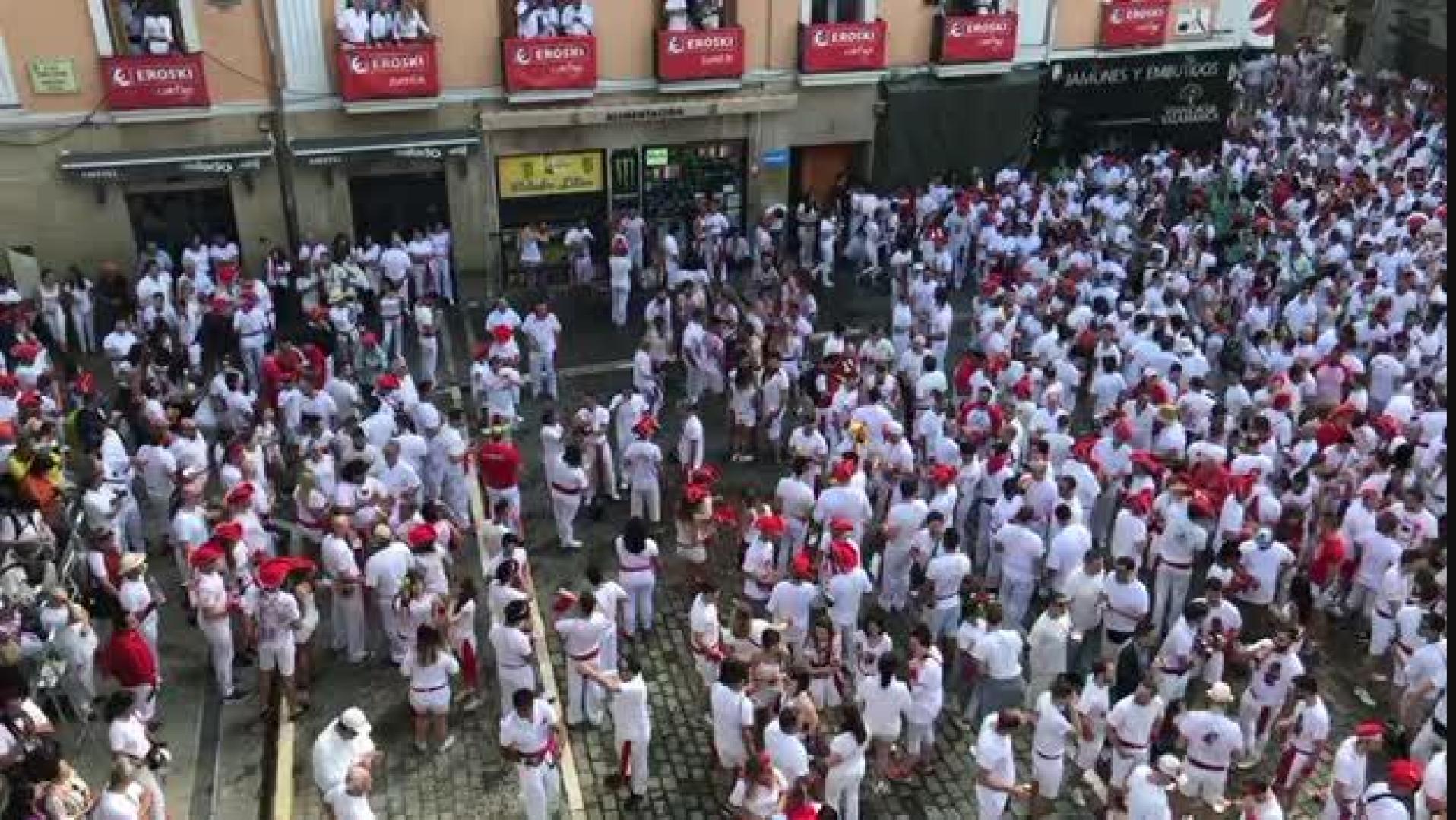 Vídeo de la plaza del Ayuntamiento a poco más de una hora del chupinazo