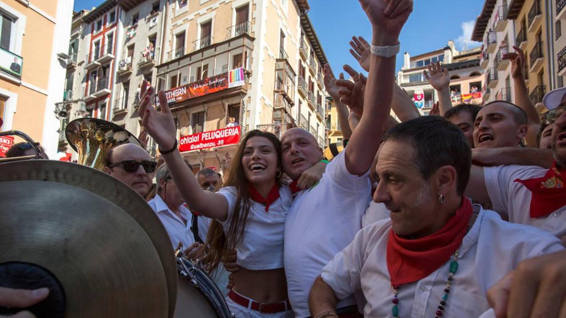Cientos de personas celebran el Riau-riau, aunque no sea un acto oficial