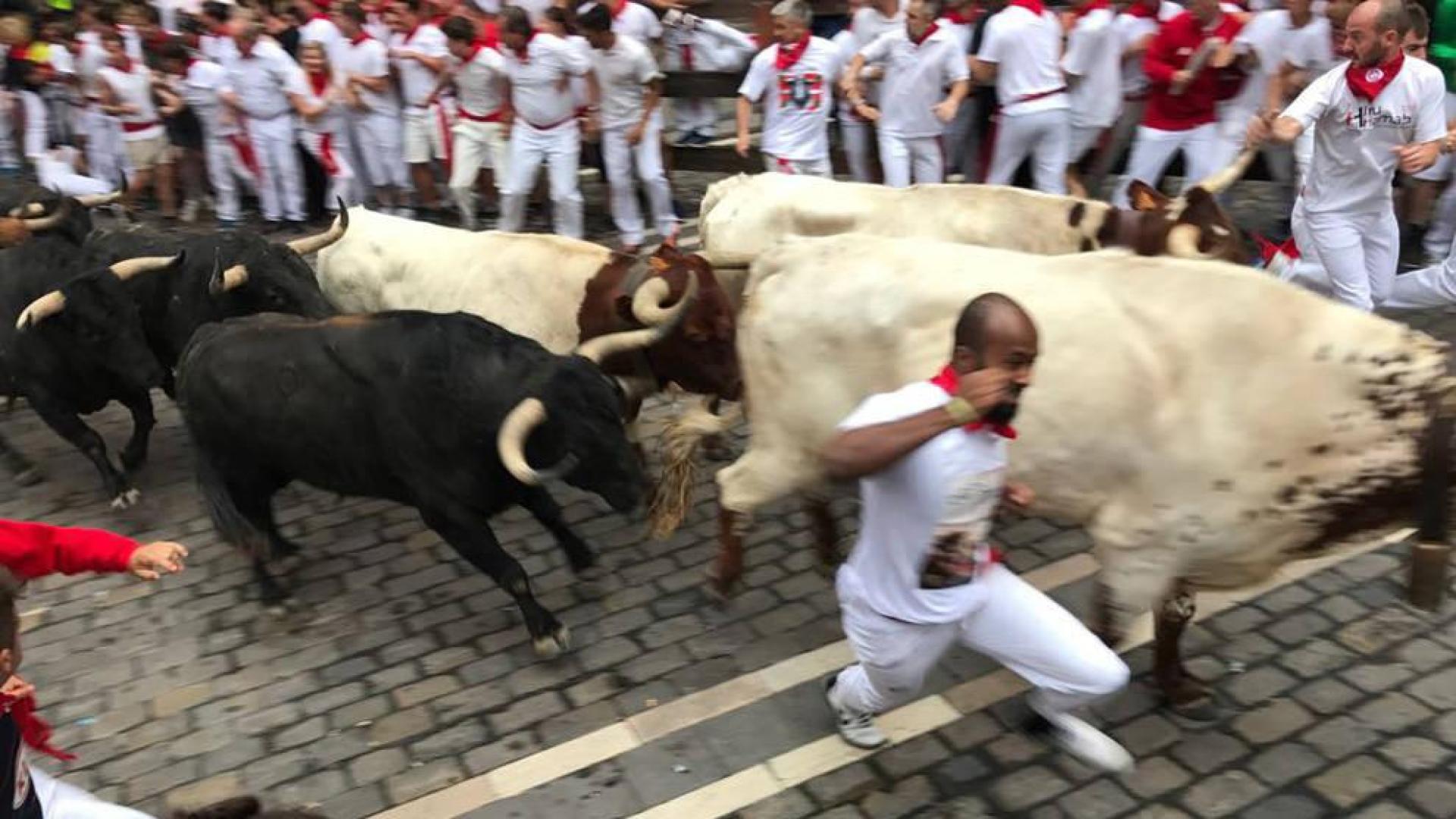 Velocísima carrera de los Fuente Ymbro en el cuarto encierro de San Fermín