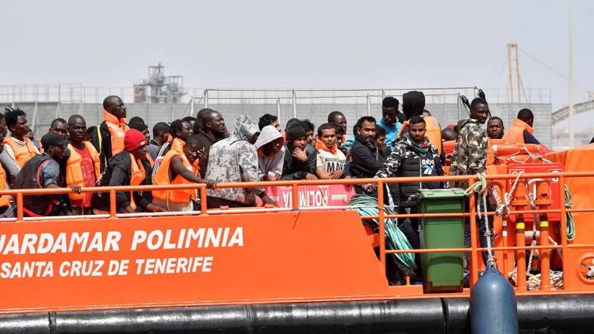 Salvamento rescata a 111 migrantes a bordo de dos pateras al sur de Alborán