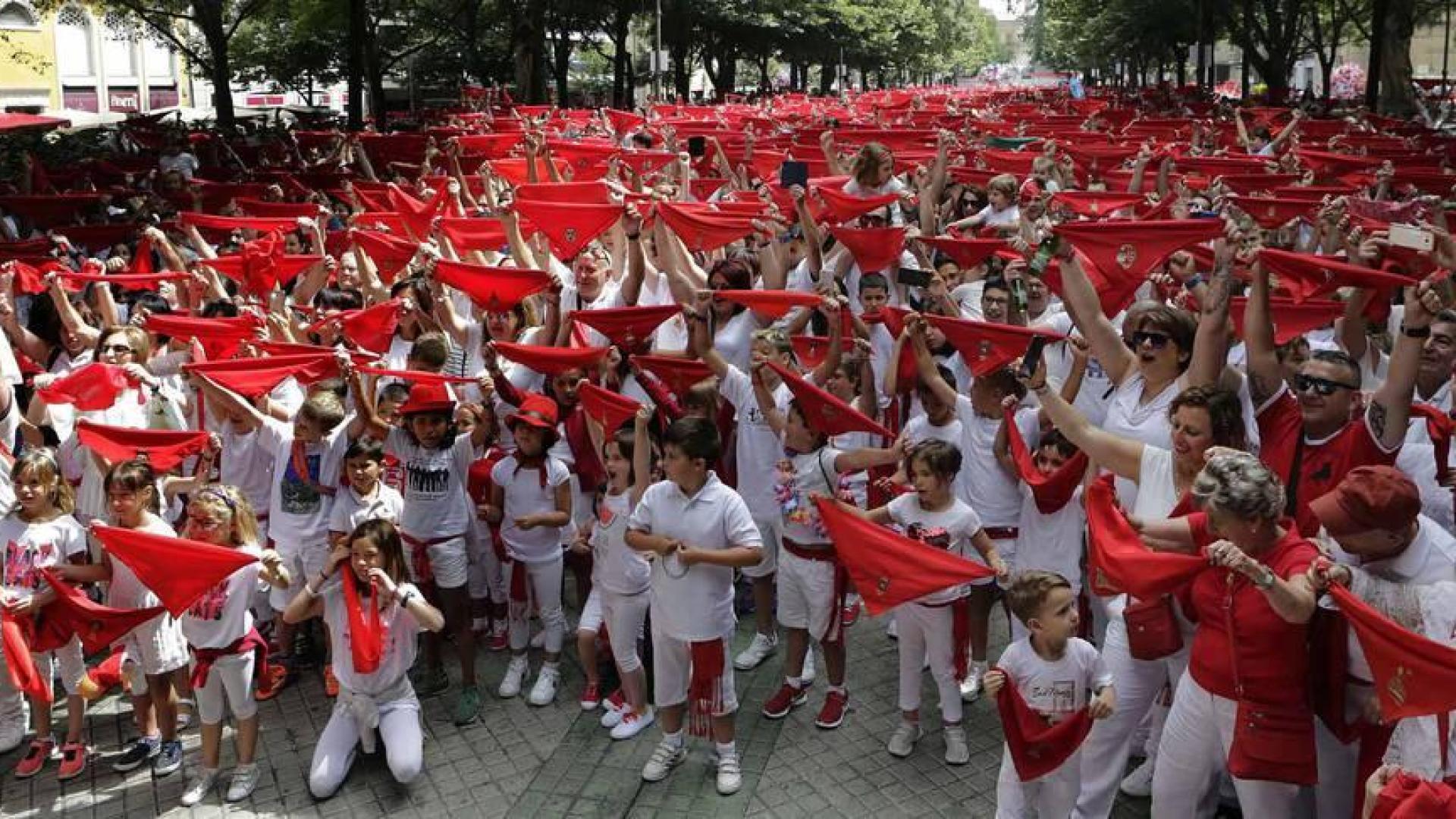 Paseo Sarasate y la Plaza del Castillo se han convertido, además de la plaza Consistorial, en puntos donde celebrar el lanzamiento del cohete