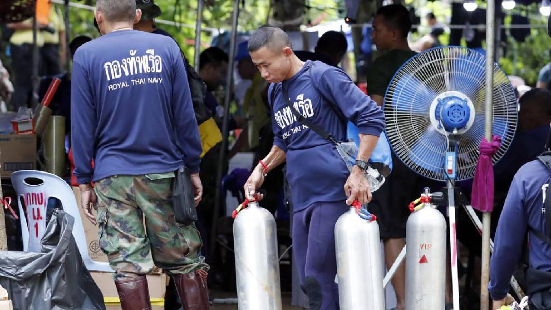 Buscadores de nidos buscan una fisura para sacar a los atrapados en Tailandia
