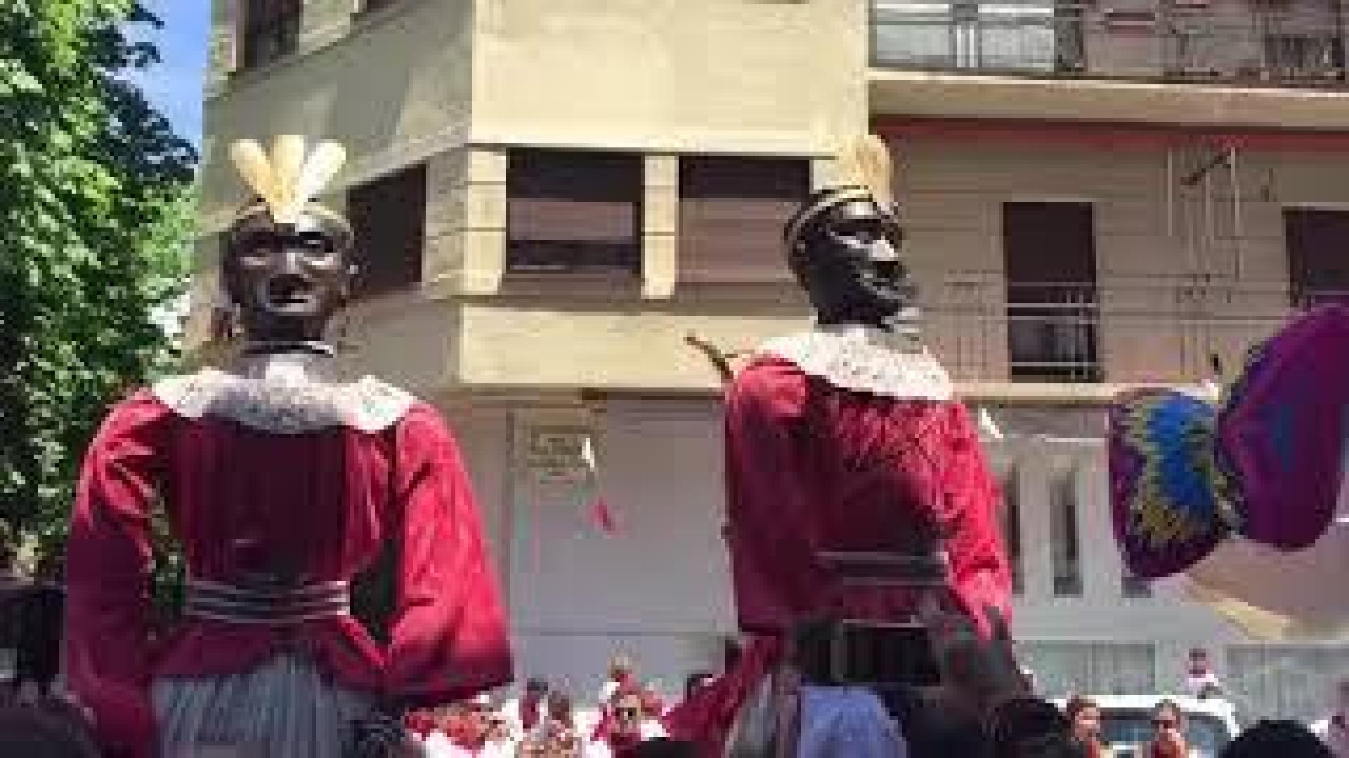 Así bailan los gigantes de Pamplona en el Ensanche