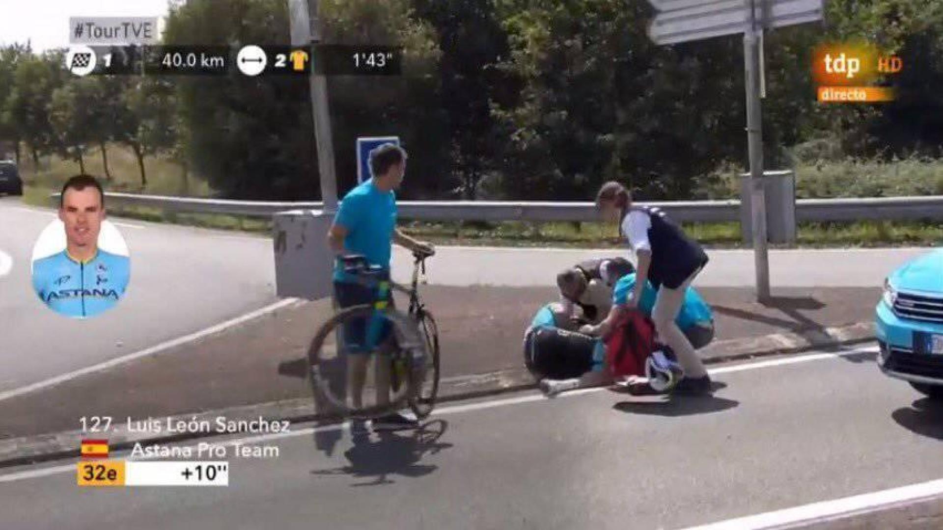 Luis León Sánchez abandona el Tour en ambulancia tras fuerte caída