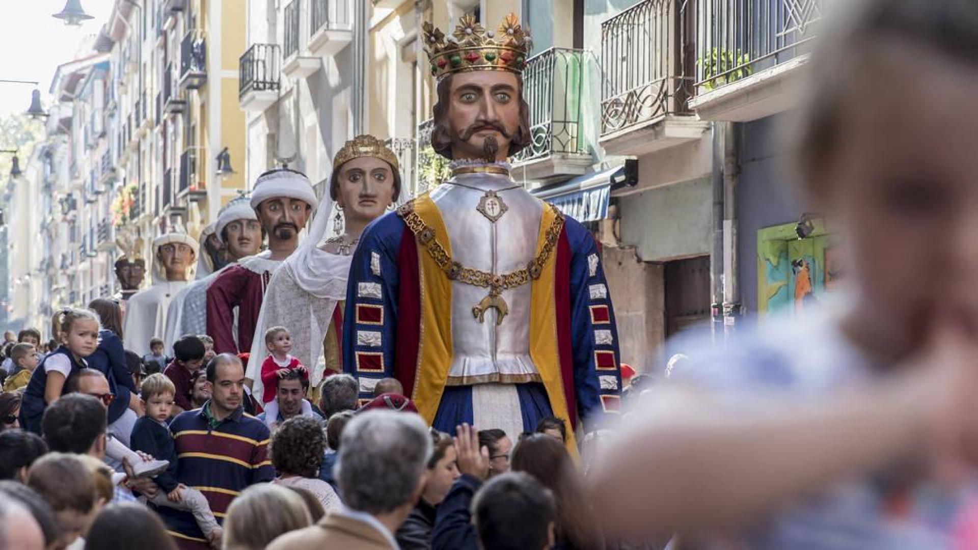 El recorrido de los gigantes y cabezudos en el día de San Fermín, 7 de julio