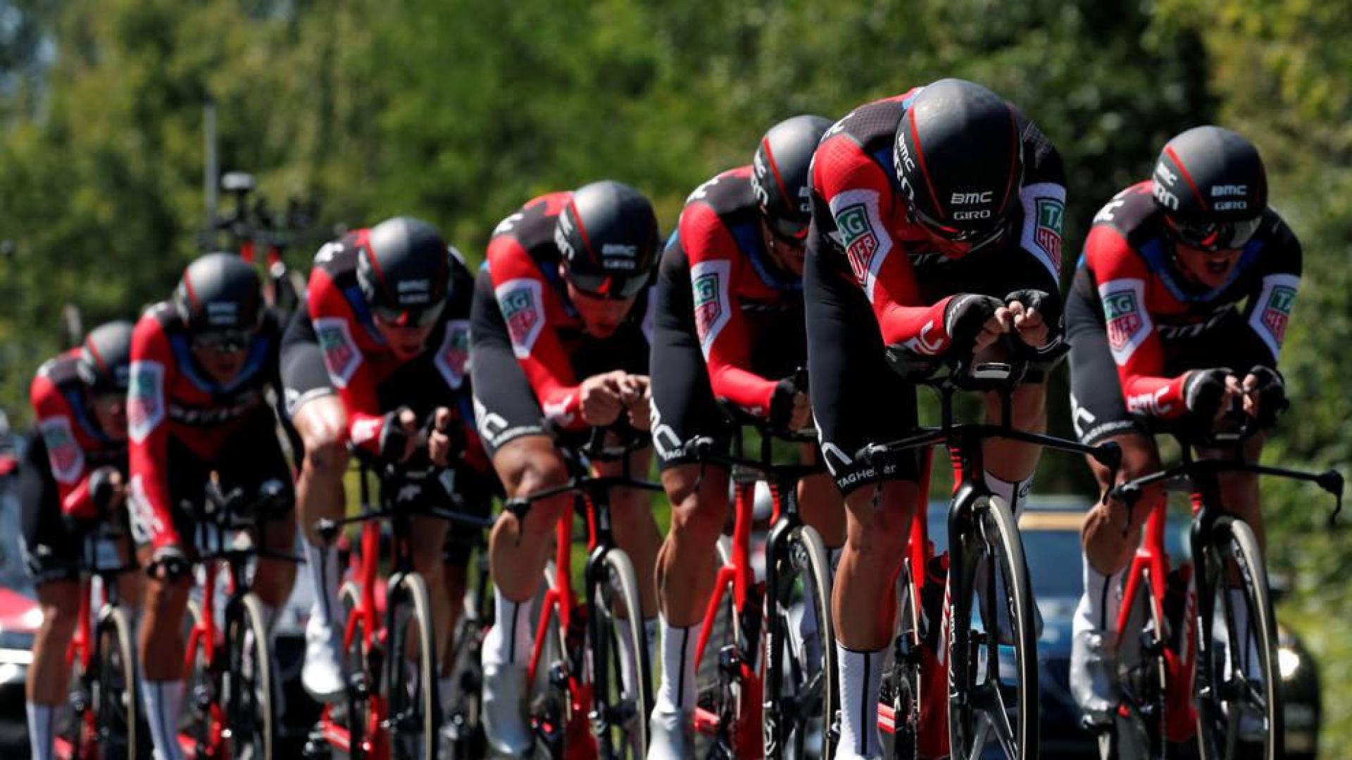 El BMC gana la crono por equipos y viste a Van Avermaet de amarillo