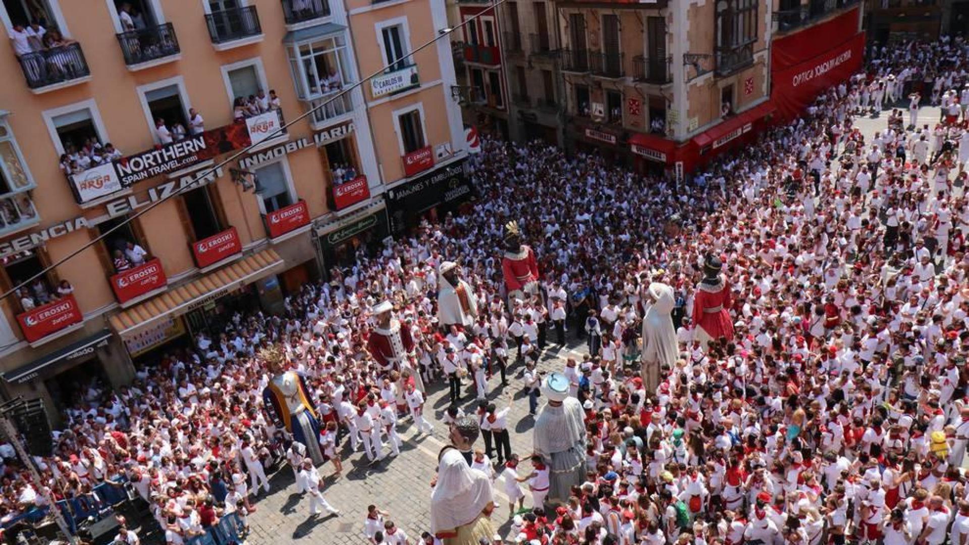 Los gigantes y cabezudos ya están en el Ayuntamiento para despedirse de San Fermín