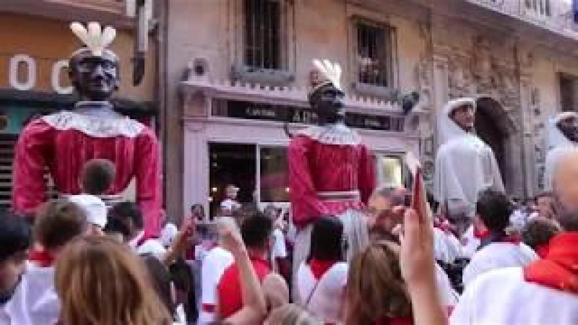 Salida de los gigantes en San Fermín