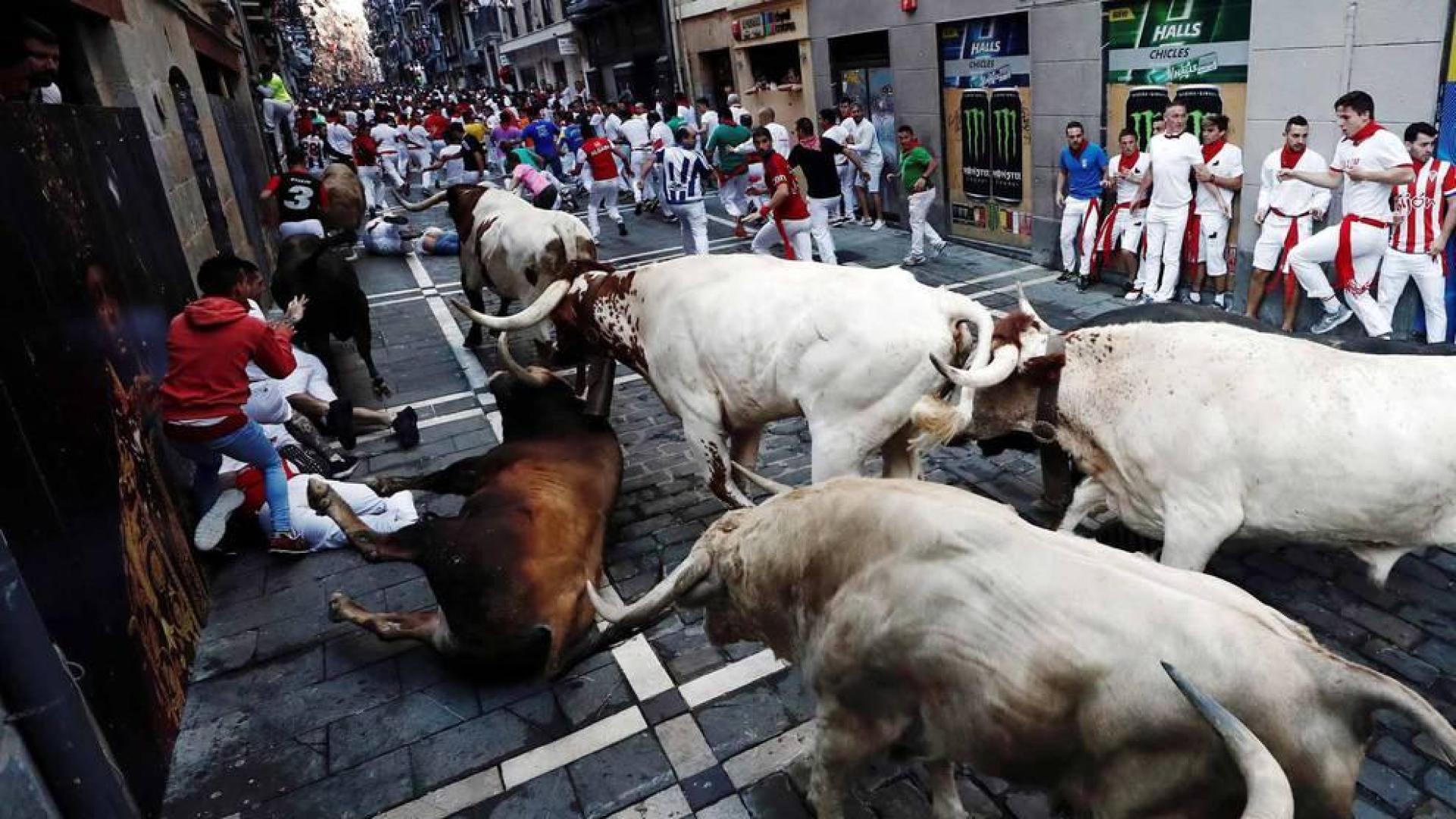Imágenes del quinto encierro de los sanfermines, con toros de la ganadería Núñez del Cuvillo
