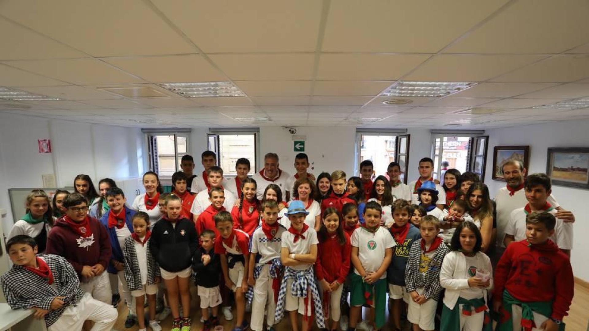 Niños de las peñas txikis desayunan con el alcalde y ven el encierro en Casa Seminario