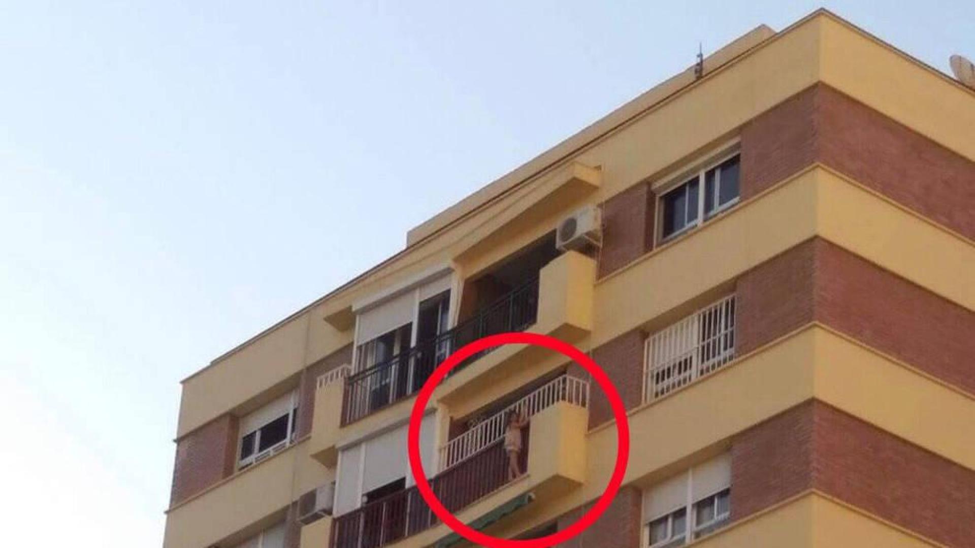 Rescatada una niña de cinco años del balcón de un octavo piso en Málaga