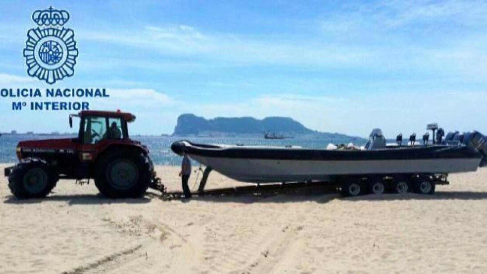 Encapuchados roban a punta de pistola una 'narcolancha' en el depósito judicial de Conil