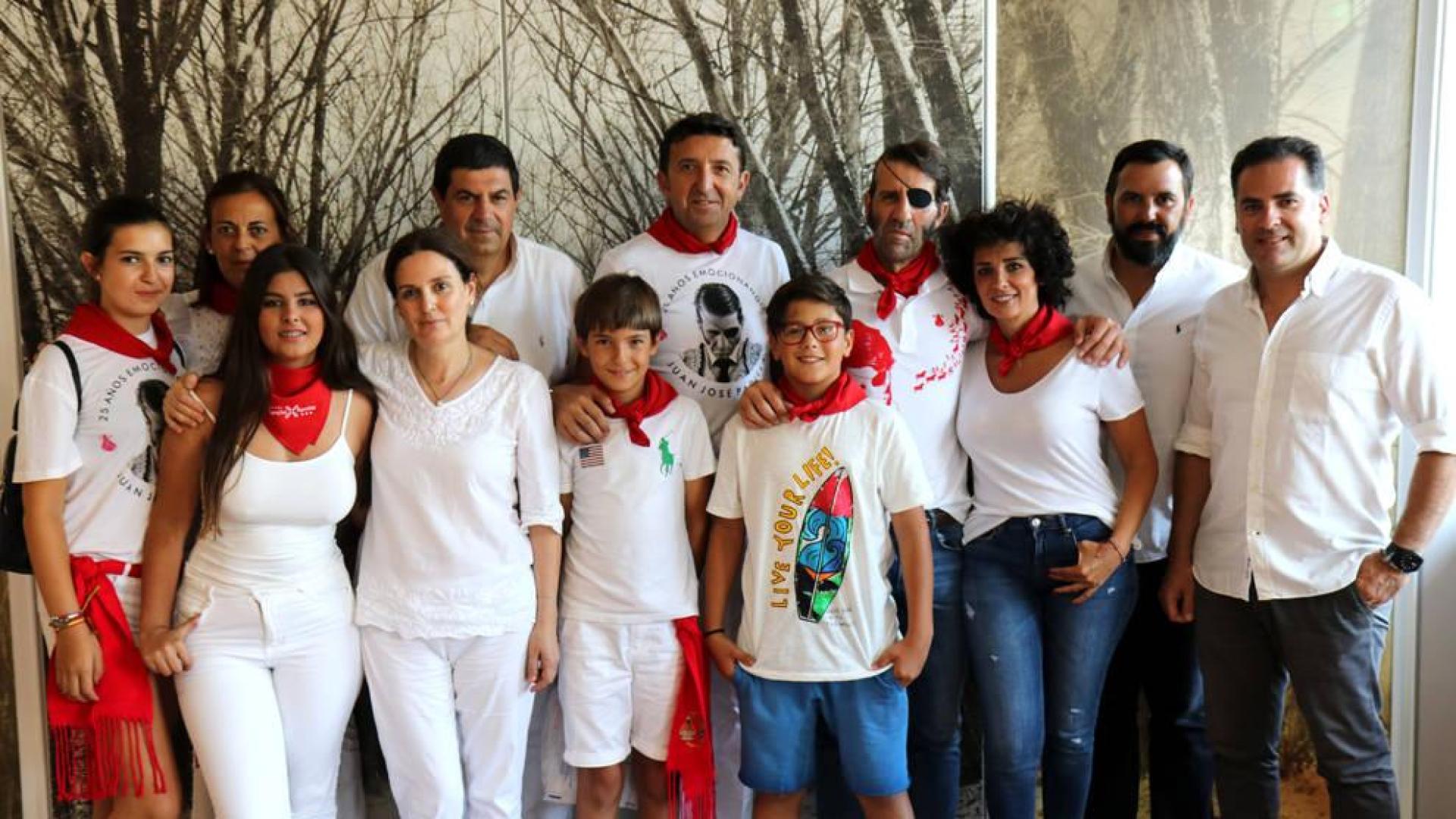 Juan José Padilla, acompañado de su familia, en Pamplona.