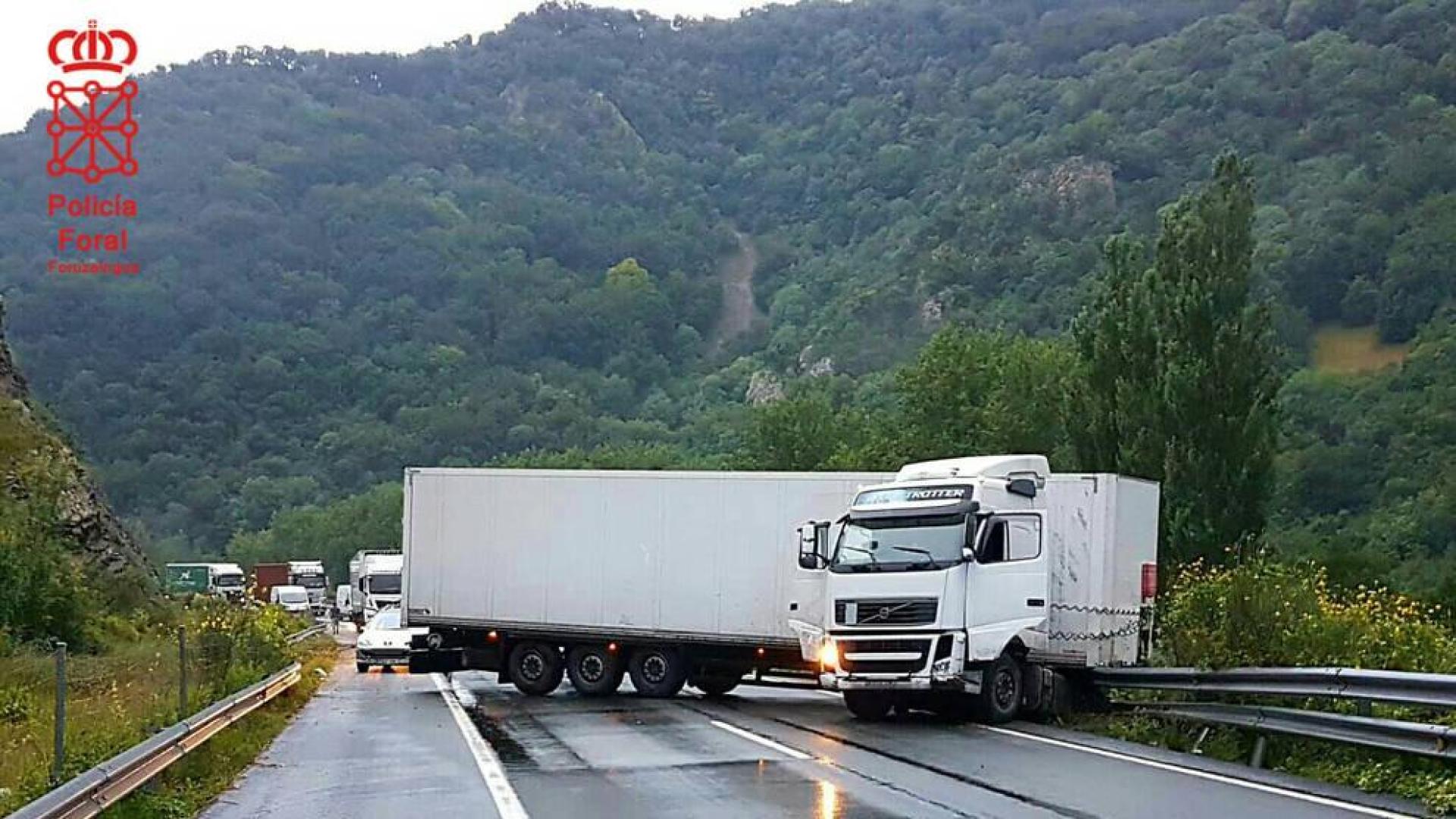La A-15, cortada sentido norte en Latasa por un camión que hace la "tijera"