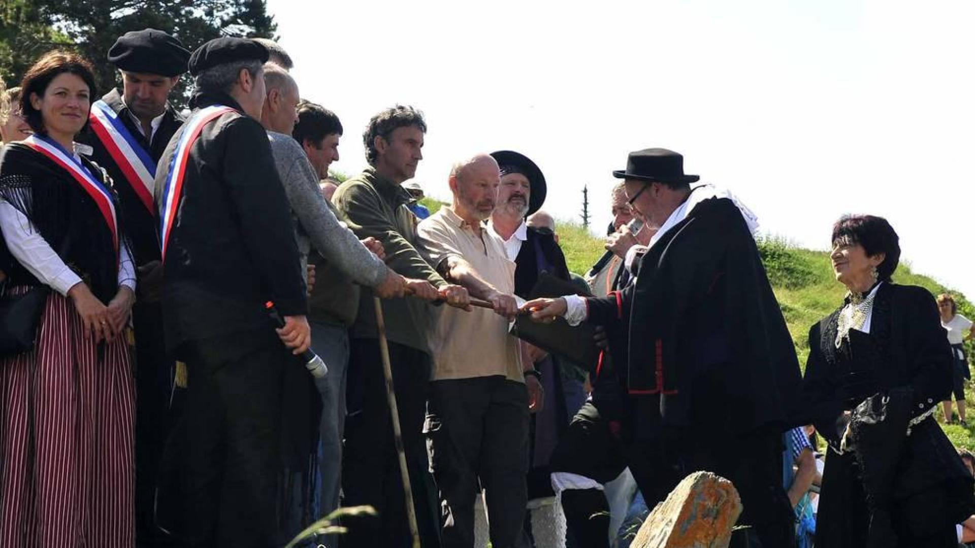 La Piedra de San Martín, frontera entre los valles de Roncal y Baretous (Francia), volvió a ser testigo de la firma del Tributo de las Tres Vacas, acto que sirve para renovar un año más la paz entre valles