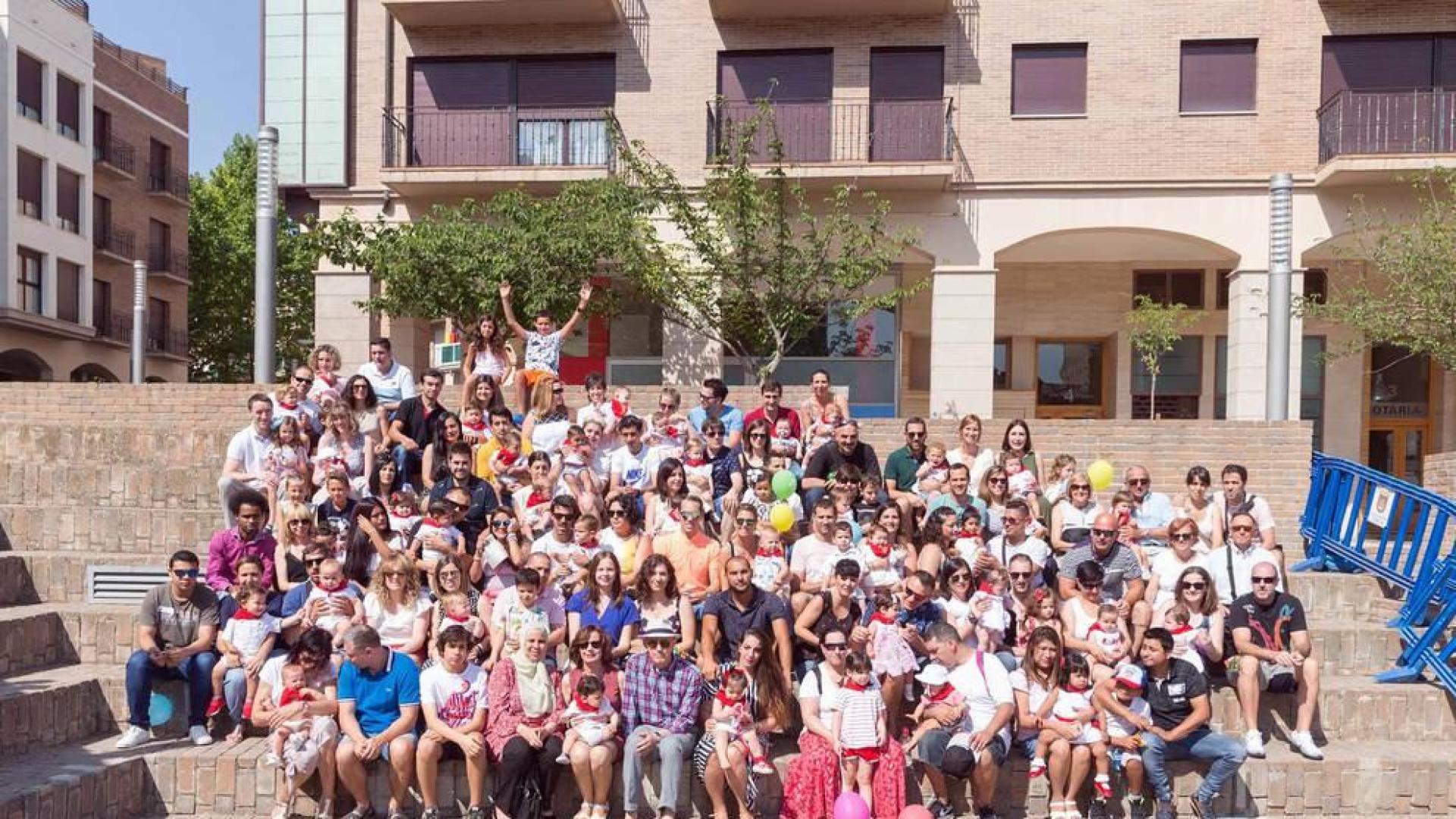 El Ayuntamiento de Tudela entregó ayer cerca de 260 'pañuelicos' de fiestas a los nacidos en el año 2017