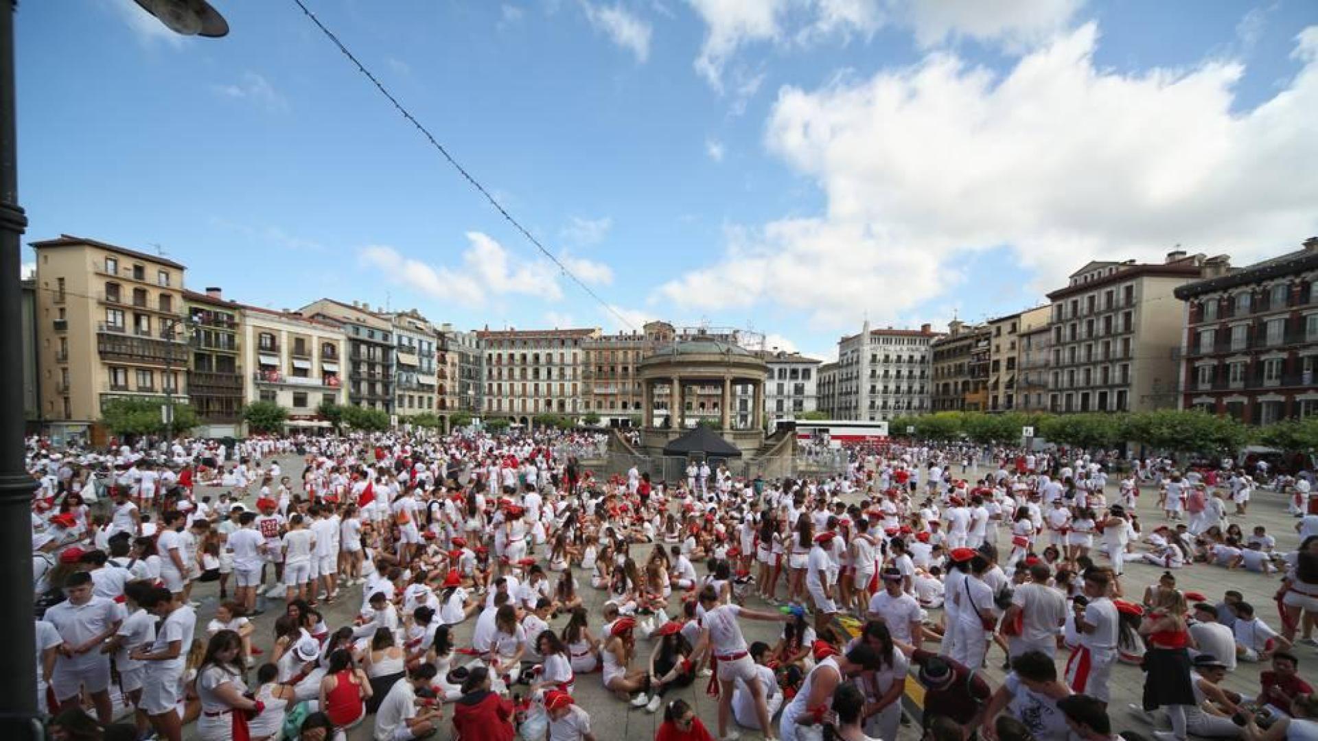 La Plaza Consistorial ha comenzado a llenarse hacia las 9 de la mañana de gente que esperaba a las 12 horas a que estallase la fiesta